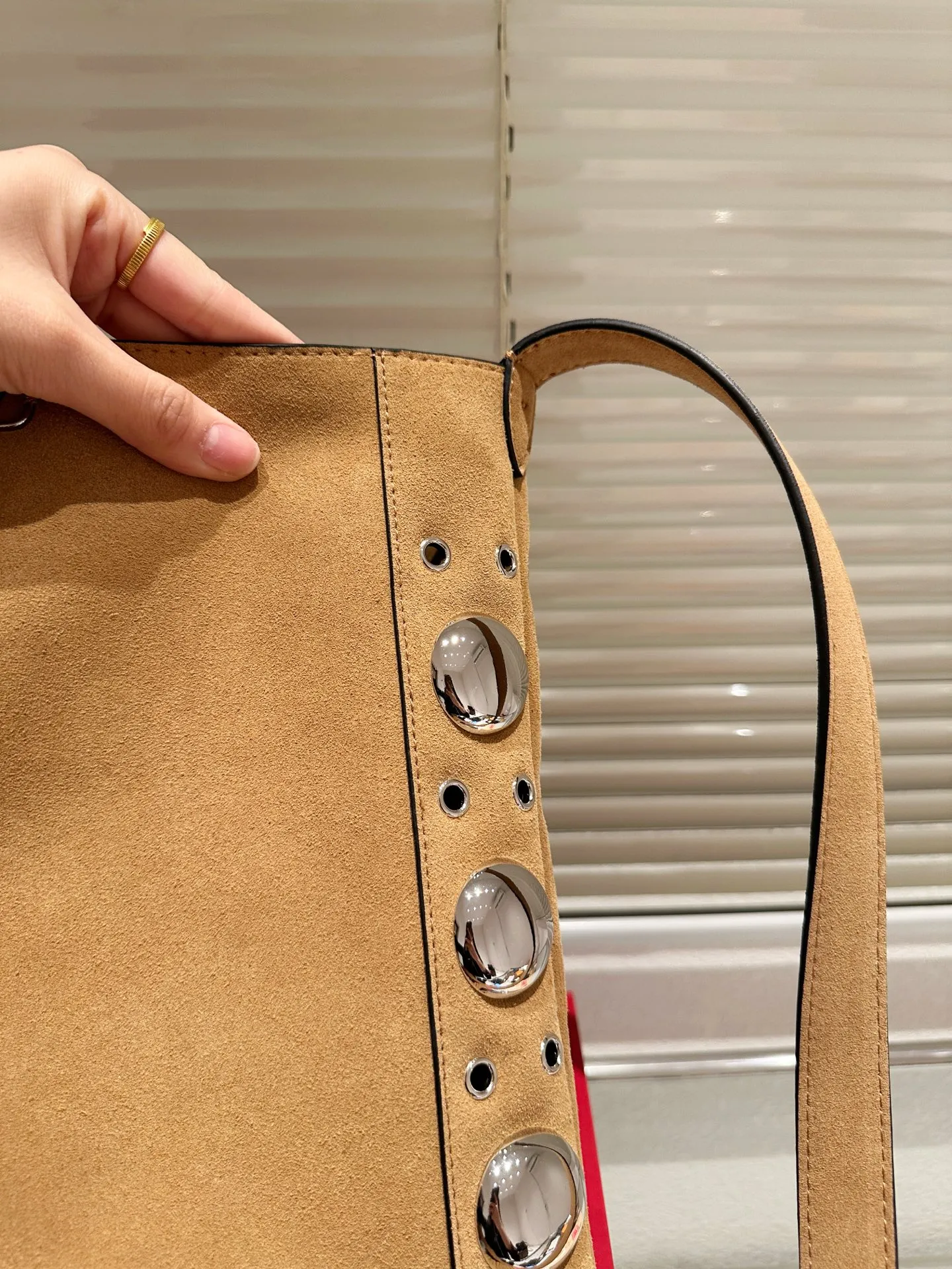 P480 box size: 28 30cm Valentino new product! Who can resist this style? It’s totally okay to wear in spring, summer, autumn and winter~