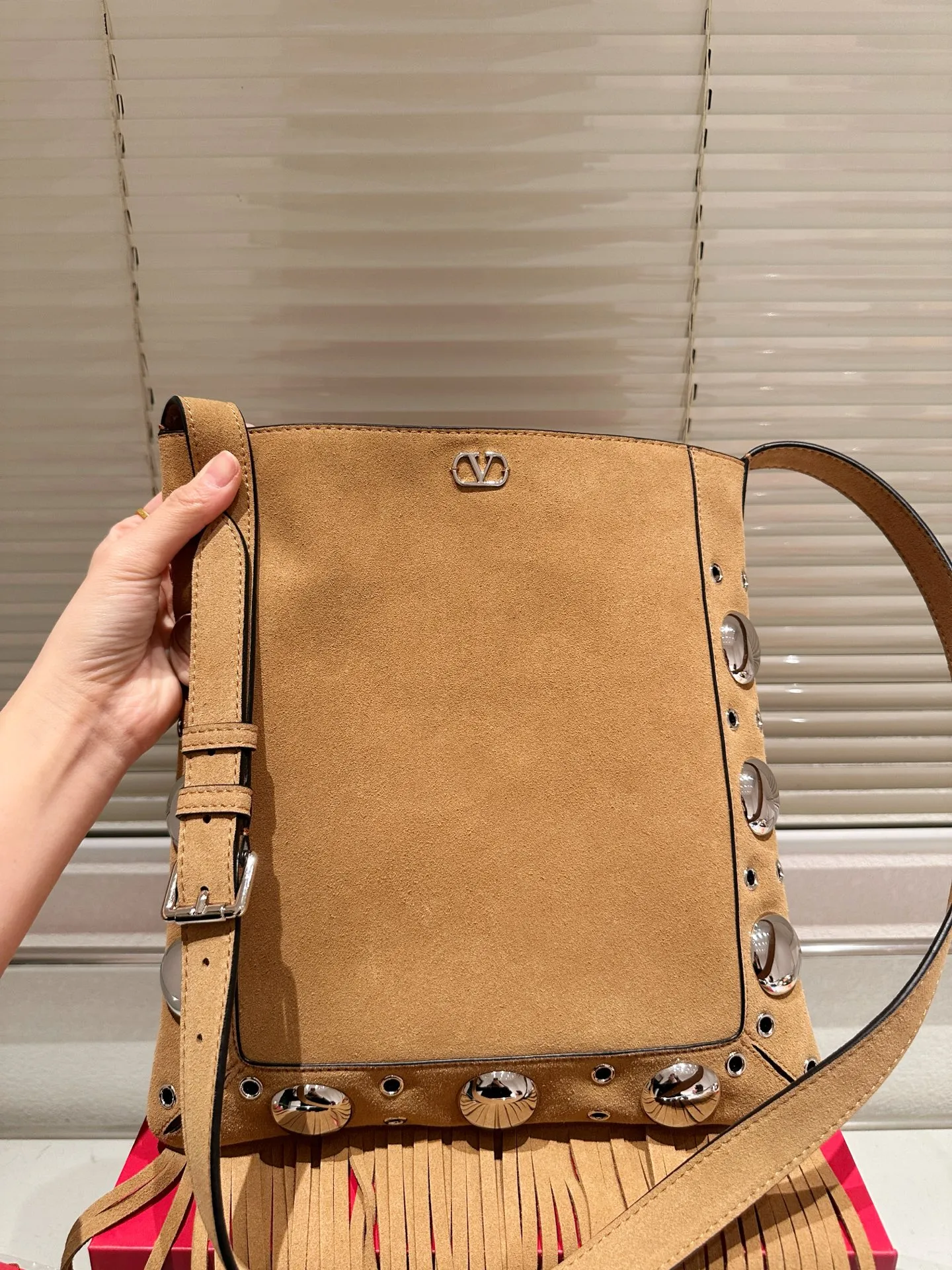 P480 box size: 28 30cm Valentino new product! Who can resist this style? It’s totally okay to wear in spring, summer, autumn and winter~