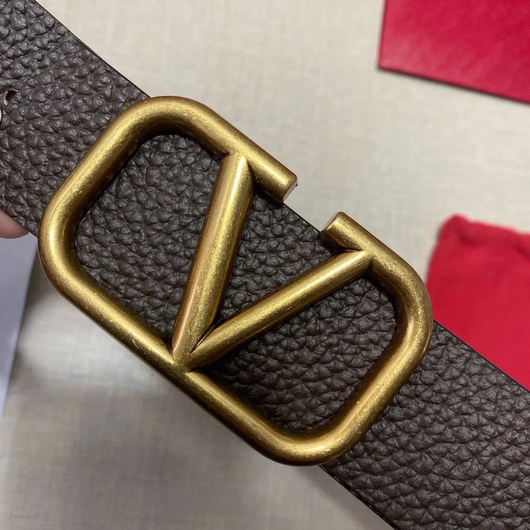 ✈️🇮🇹Brand: Valentino Valevtlo imitation copper buckle P160 ✈️🇮🇹Grade: 🚢Original private goods. Imported first-layer cowhide coffee sole, sold at counters🈶️, comparable to the genuine product! Exquisite oil edges, computer stitching, soft hand feel. No modifications in real photos. The upper body effect is super good, the length cannot be cut. Comes with a full set of packaging at the counter. It is the first choice to bring as a gift. Free eye needle ✈️🇮🇹Button head: imitation copper buckle hardware ✈️🇮🇹Length: 100-125cm 3.8cm specifications ✈️🇮🇹Color: black coffee