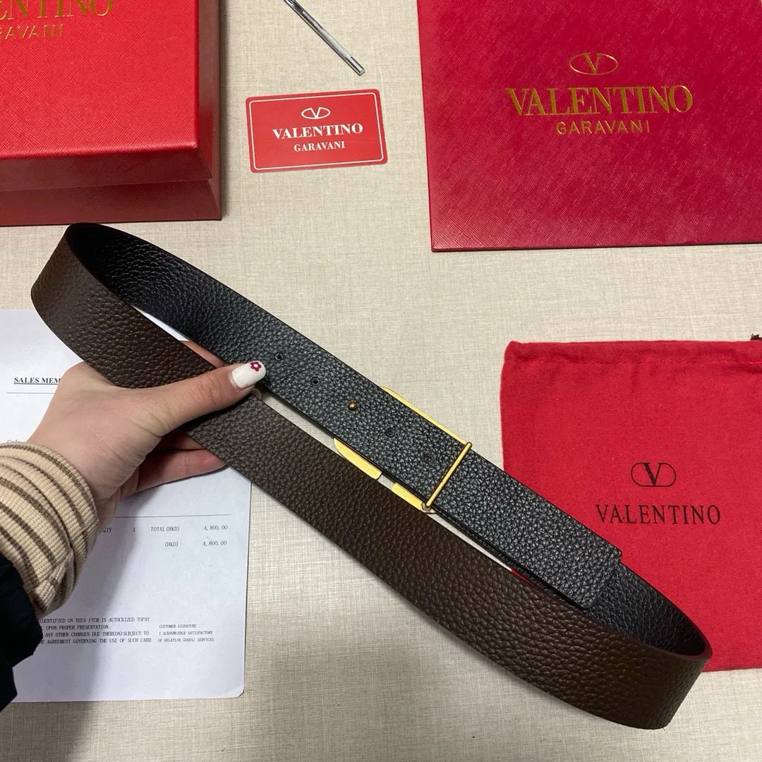 ✈️🇮🇹Brand: Valentino Valevtlo imitation copper buckle P160 ✈️🇮🇹Grade: 🚢Original private goods. Imported first-layer cowhide coffee sole, sold at counters🈶️, comparable to the genuine product! Exquisite oil edges, computer stitching, soft hand feel. No modifications in real photos. The upper body effect is super good, the length cannot be cut. Comes with a full set of packaging at the counter. It is the first choice to bring as a gift. Free eye needle ✈️🇮🇹Button head: imitation copper buckle hardware ✈️🇮🇹Length: 100-125cm 3.8cm specifications ✈️🇮🇹Color: black coffee
