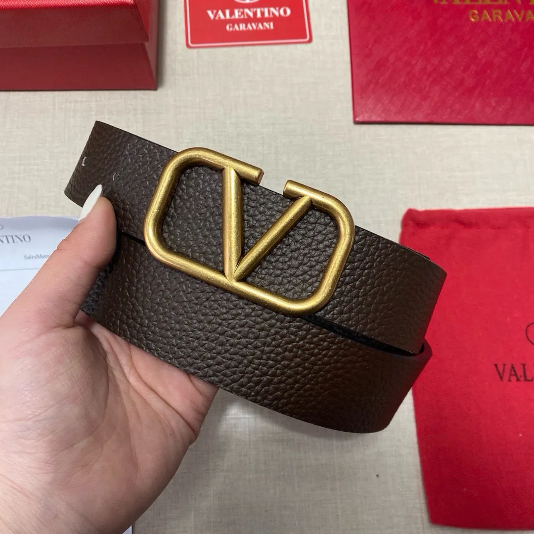 ✈️🇮🇹Brand: Valentino Valevtlo imitation copper buckle P160 ✈️🇮🇹Grade: 🚢Original private goods. Imported first-layer cowhide coffee sole, sold at counters🈶️, comparable to the genuine product! Exquisite oil edges, computer stitching, soft hand feel. No modifications in real photos. The upper body effect is super good, the length cannot be cut. Comes with a full set of packaging at the counter. It is the first choice to bring as a gift. Free eye needle ✈️🇮🇹Button head: imitation copper buckle hardware ✈️🇮🇹Length: 100-125cm 3.8cm specifications ✈️🇮🇹Color: black coffee