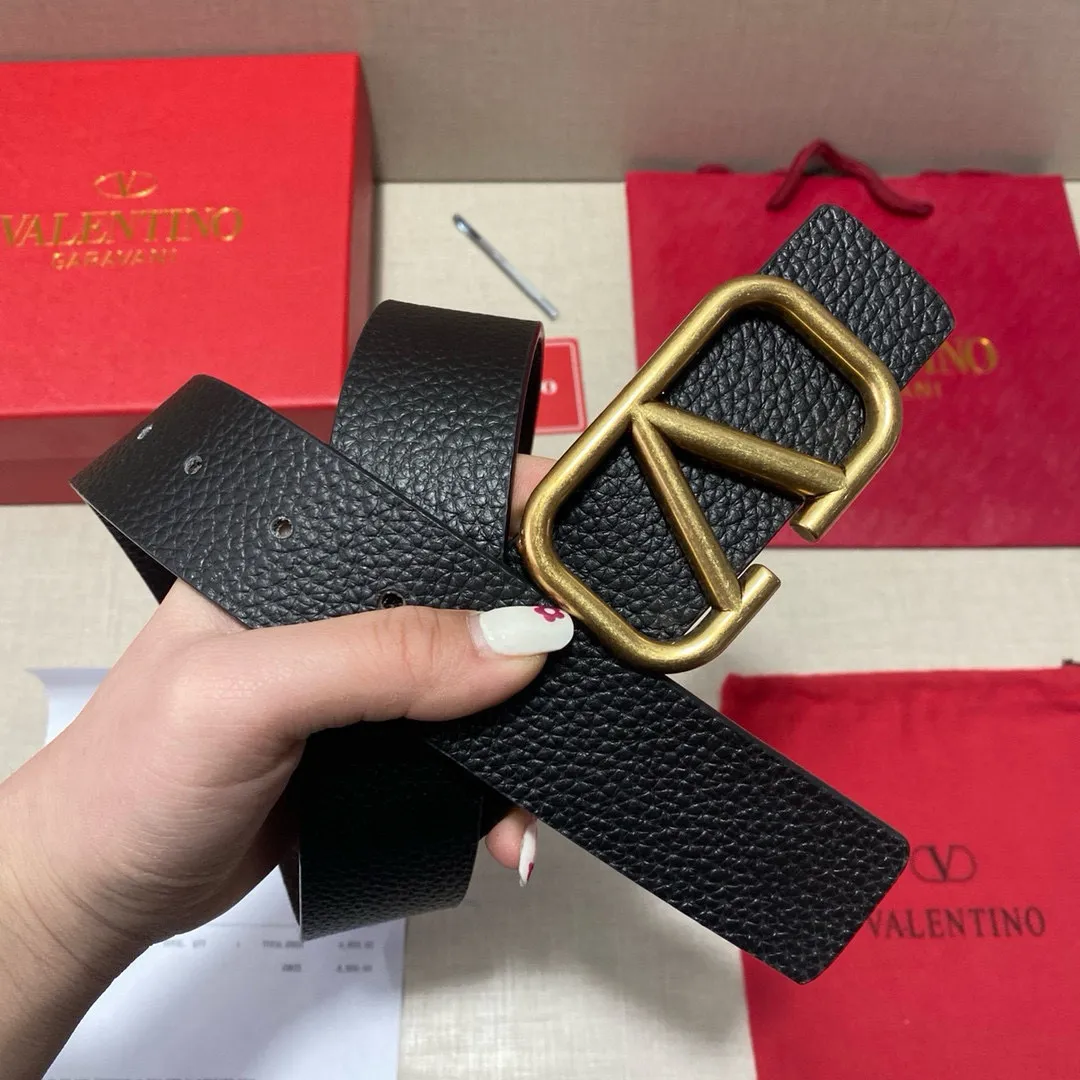 ✈️🇮🇹Brand: Valentino Valevtlo imitation copper buckle P160 ✈️🇮🇹Grade: 🚢Original private goods. Imported first-layer cowhide coffee sole, sold at counters🈶️, comparable to the genuine product! Exquisite oil edges, computer stitching, soft hand feel. No modifications in real photos. The upper body effect is super good, the length cannot be cut. Comes with a full set of packaging at the counter. It is the first choice to bring as a gift. Free eye needle ✈️🇮🇹Button head: imitation copper buckle hardware ✈️🇮🇹Length: 100-125cm 3.8cm specifications ✈️🇮🇹Color: black coffee