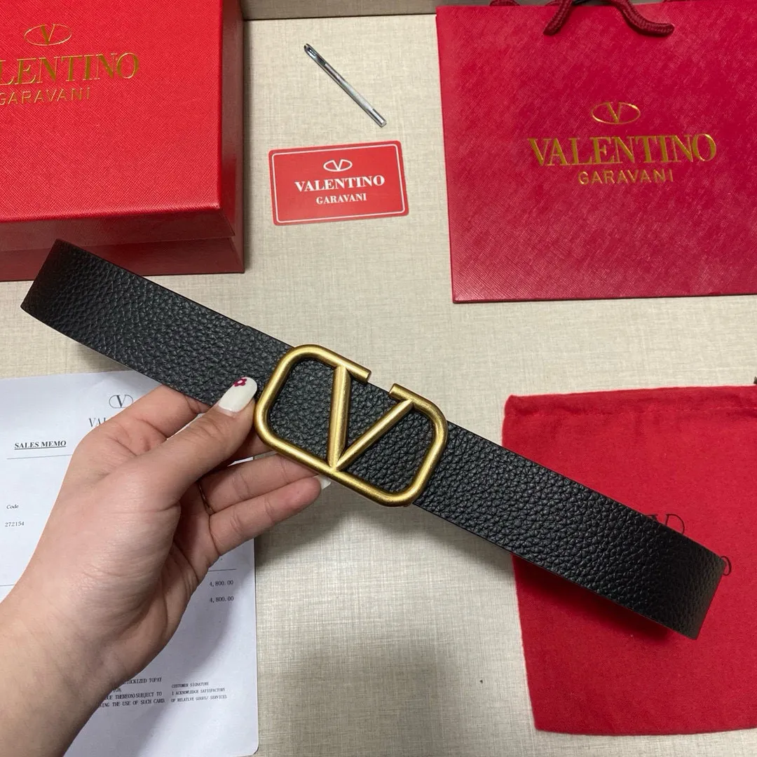 ✈️🇮🇹Brand: Valentino Valevtlo imitation copper buckle P160 ✈️🇮🇹Grade: 🚢Original private goods. Imported first-layer cowhide coffee sole, sold at counters🈶️, comparable to the genuine product! Exquisite oil edges, computer stitching, soft hand feel. No modifications in real photos. The upper body effect is super good, the length cannot be cut. Comes with a full set of packaging at the counter. It is the first choice to bring as a gift. Free eye needle ✈️🇮🇹Button head: imitation copper buckle hardware ✈️🇮🇹Length: 100-125cm 3.8cm specifications ✈️🇮🇹Color: black coffee
