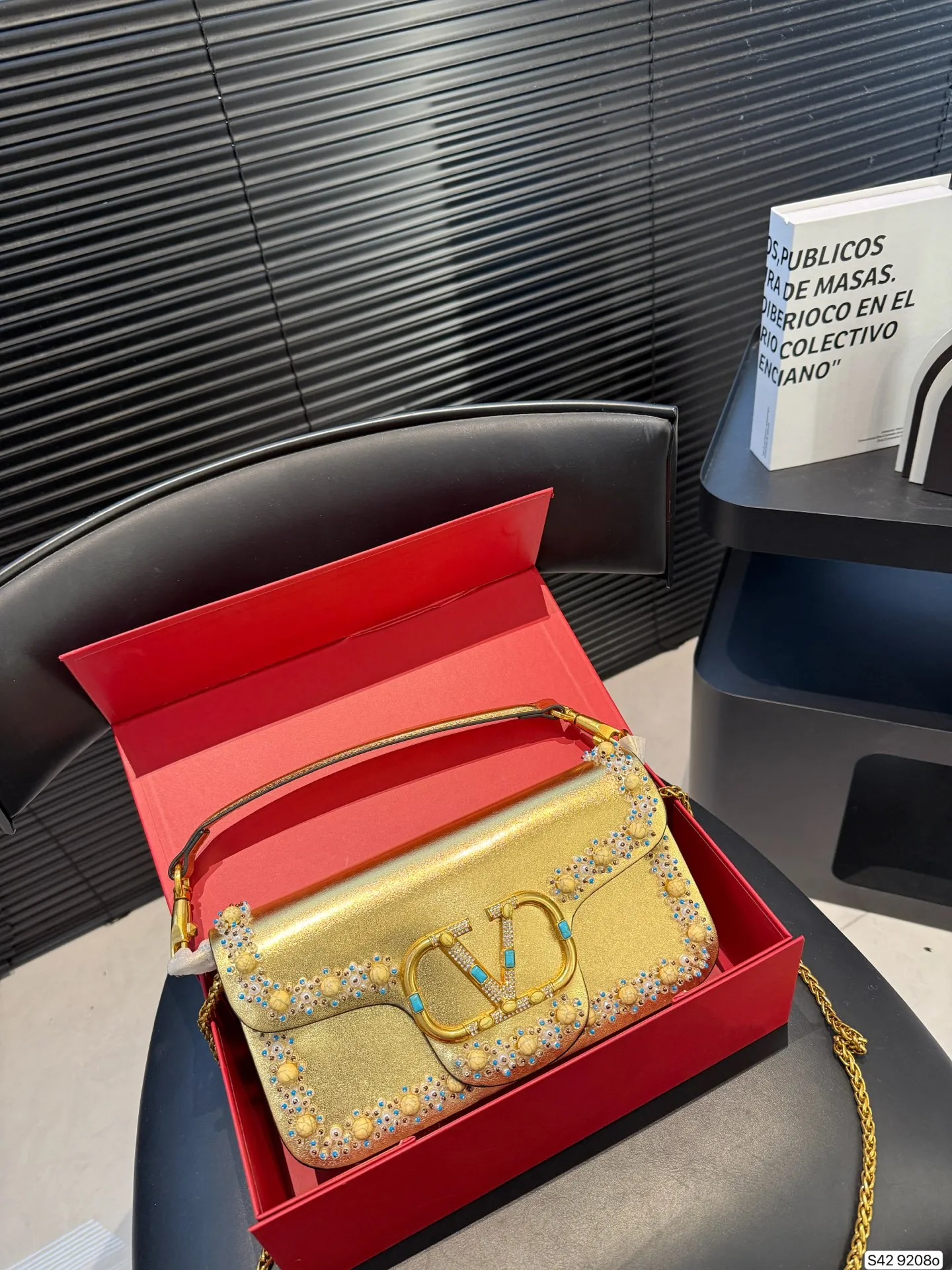 P520 comes with a folding box. This time Valentino has really stepped up its game. It is favored by celebrities from all walks of life ~ The simple design is not only full of art but also exquisite. Premium size: 25 15 Item No. 9208