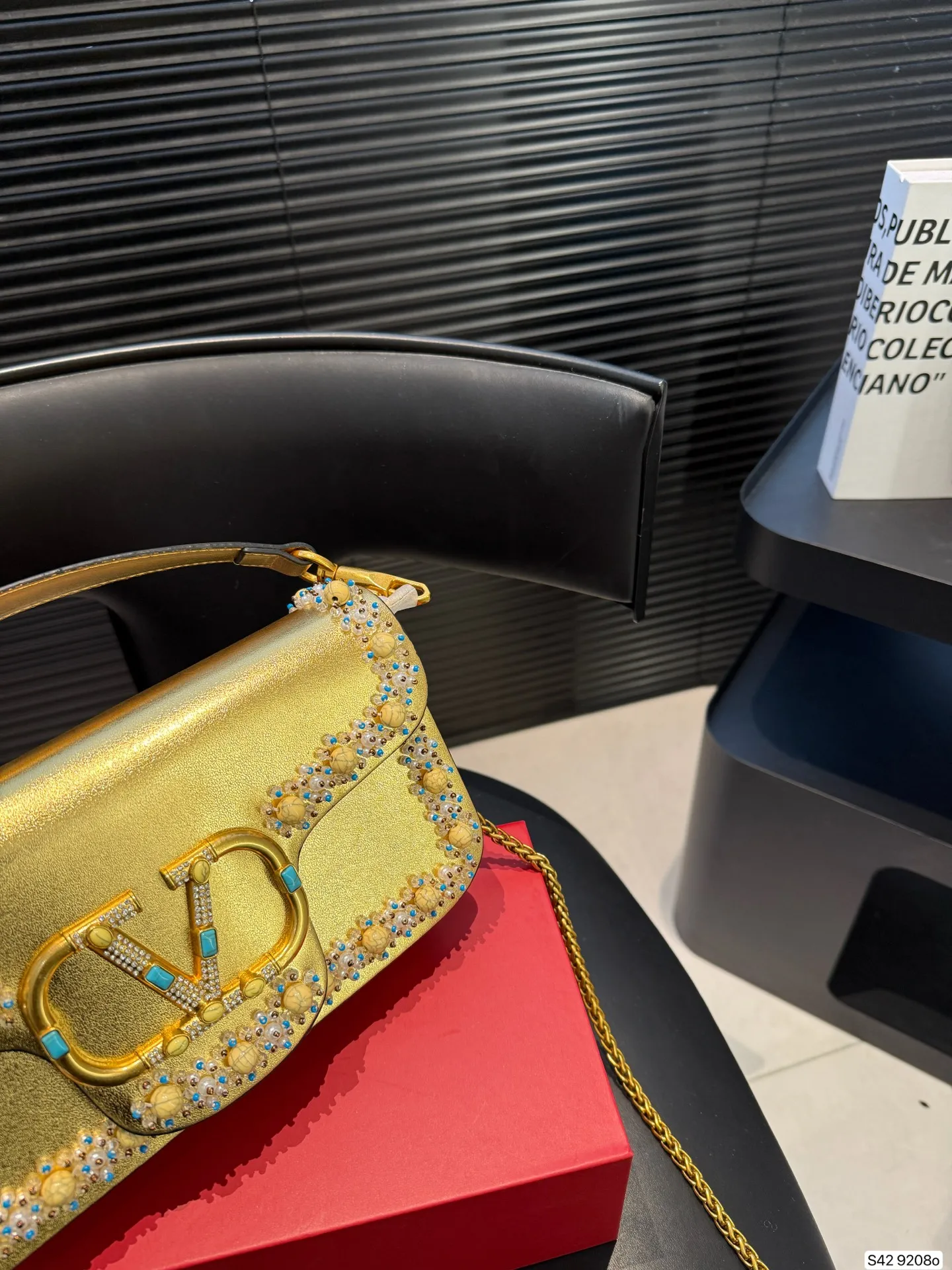 P520 comes with a folding box. This time Valentino has really stepped up its game. It is favored by celebrities from all walks of life ~ The simple design is not only full of art but also exquisite. Premium size: 25 15 Item No. 9208
