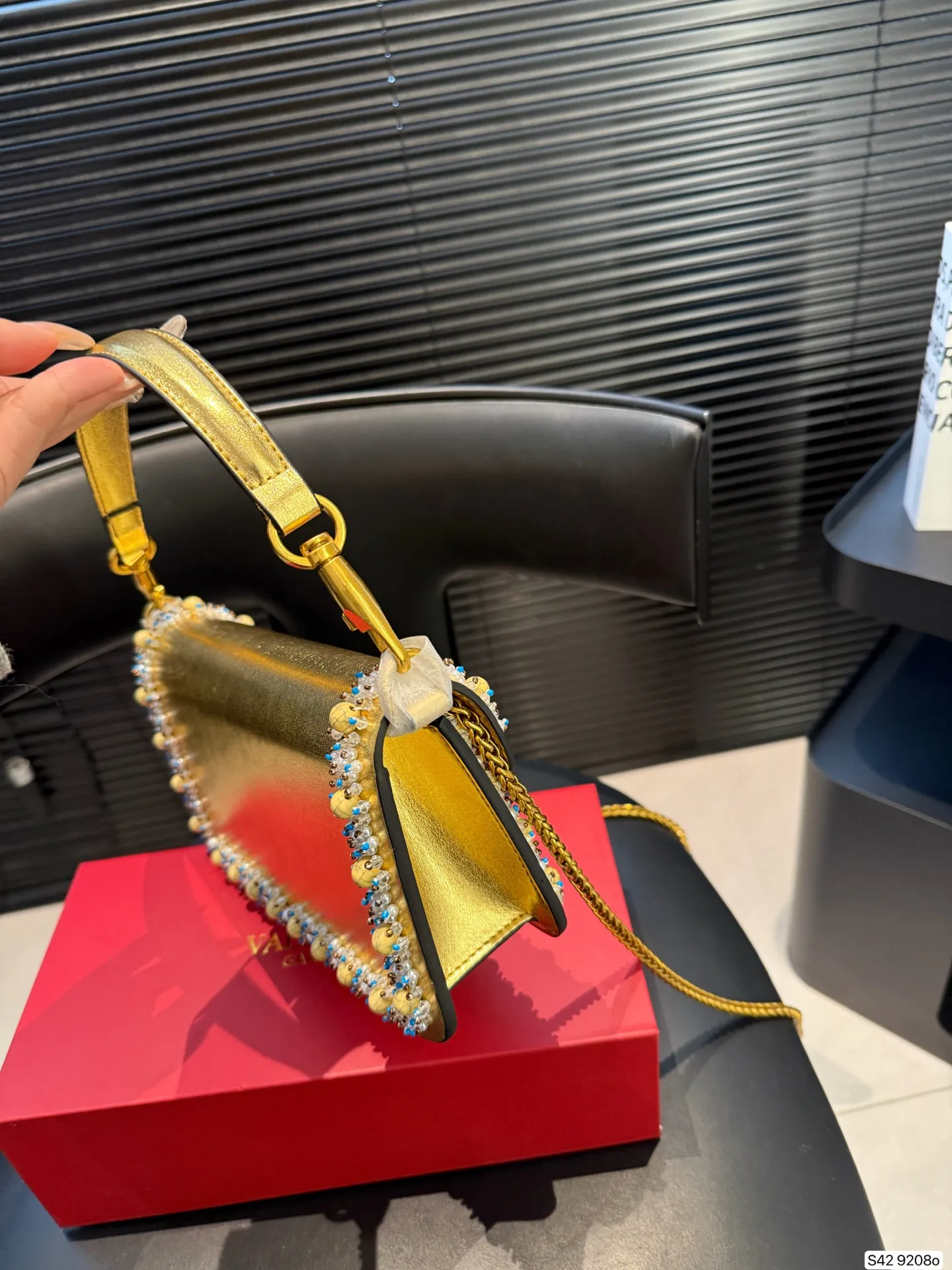 P520 comes with a folding box. This time Valentino has really stepped up its game. It is favored by celebrities from all walks of life ~ The simple design is not only full of art but also exquisite. Premium size: 25 15 Item No. 9208