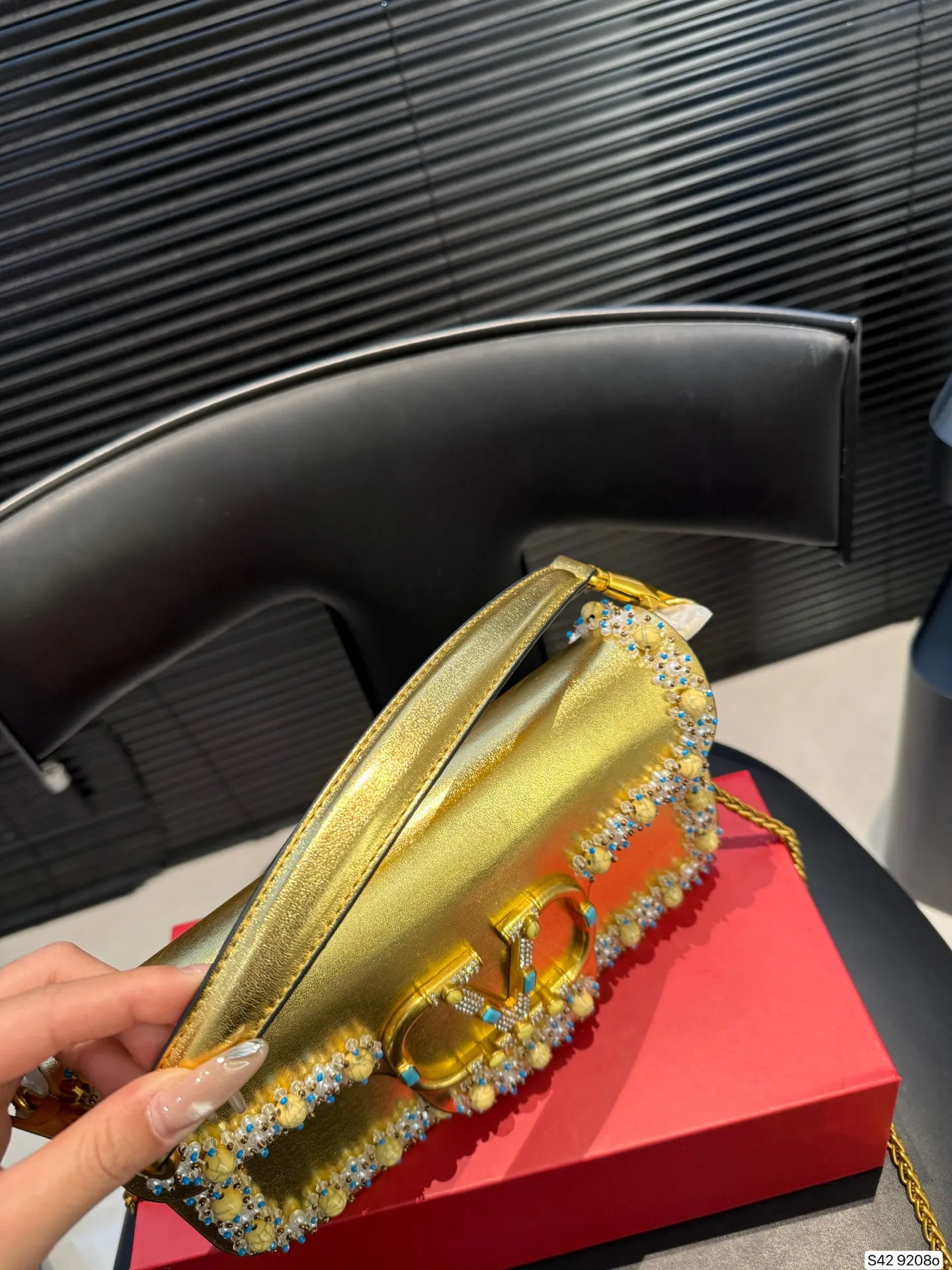 P520 comes with a folding box. This time Valentino has really stepped up its game. It is favored by celebrities from all walks of life ~ The simple design is not only full of art but also exquisite. Premium size: 25 15 Item No. 9208