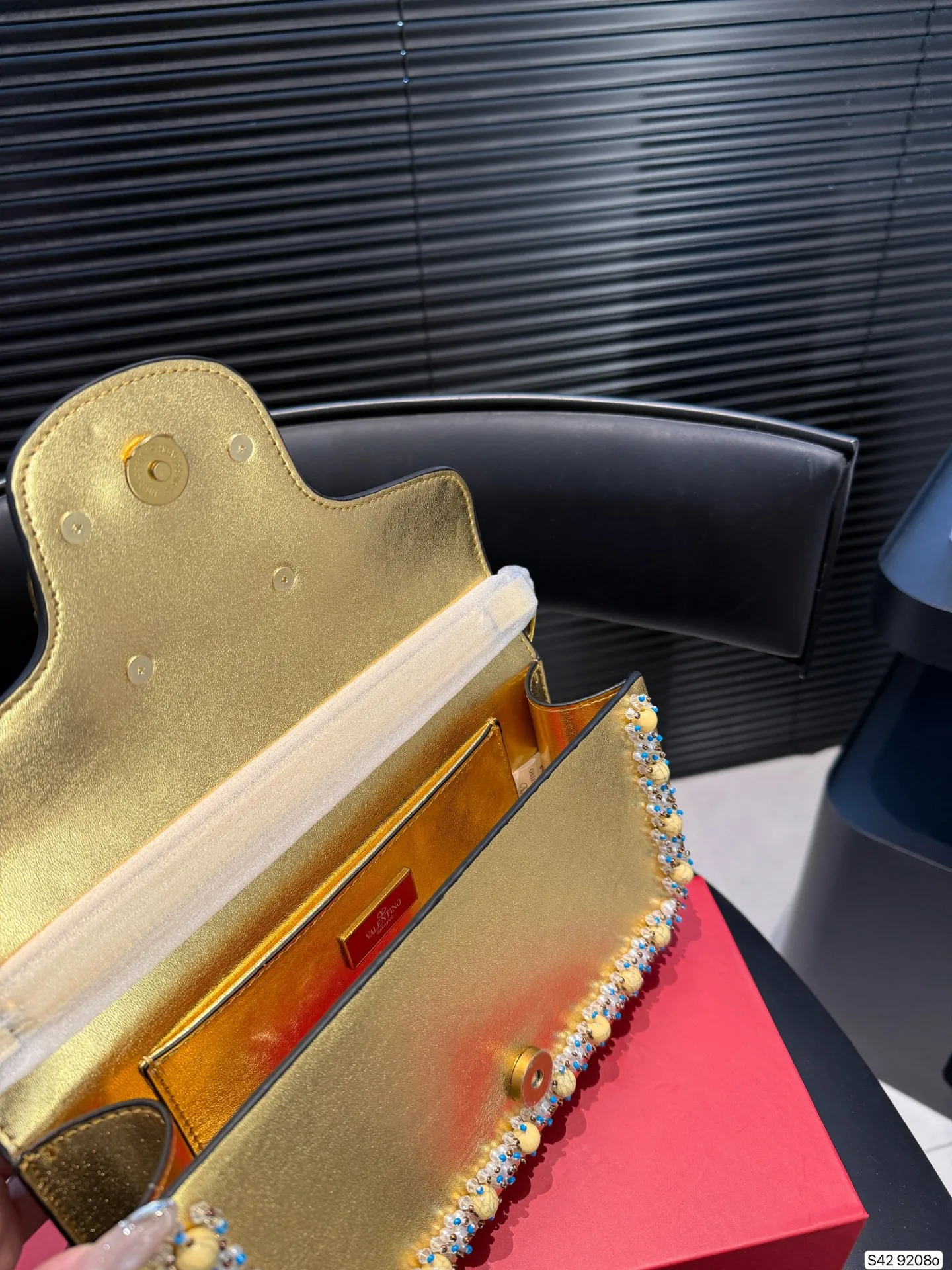 P520 comes with a folding box. This time Valentino has really stepped up its game. It is favored by celebrities from all walks of life ~ The simple design is not only full of art but also exquisite. Premium size: 25 15 Item No. 9208