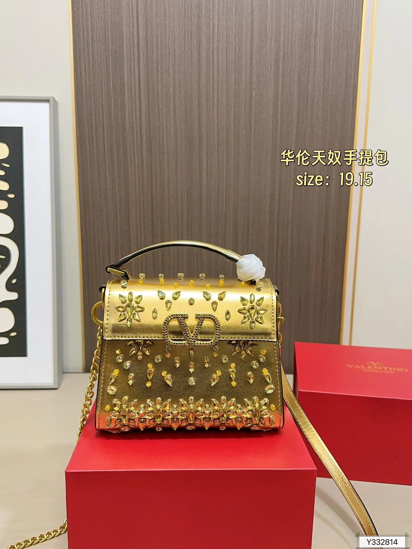 💰460 Valentino handbag with folding box. This time Valentino has really stepped up its game. It is favored by stars from all walks of life ~ The simple design is not only artistic but also exquisite. Premium size: 19 15