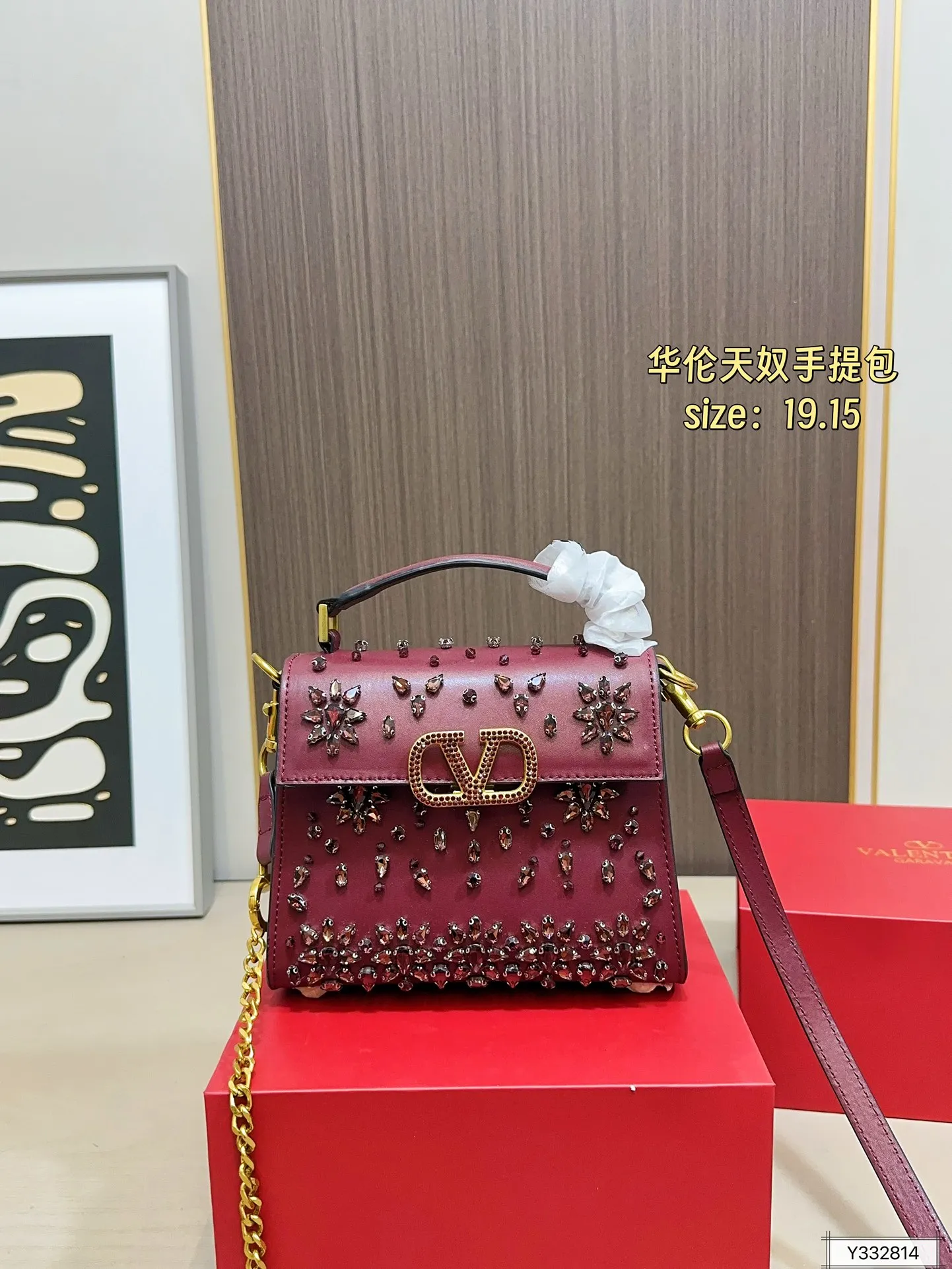 💰460 Valentino handbag with folding box. This time Valentino has really stepped up its game. It is favored by stars from all walks of life ~ The simple design is not only artistic but also exquisite. Premium size: 19 15