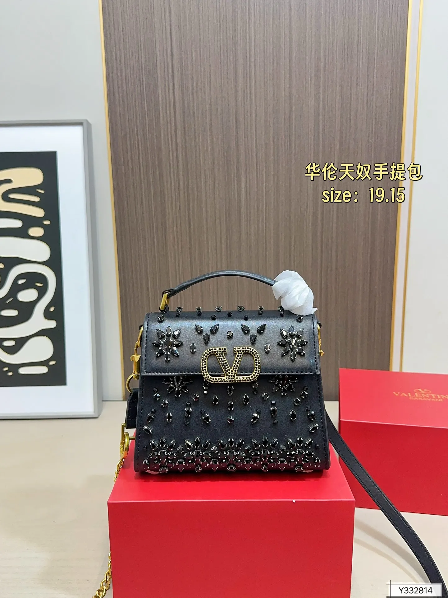 💰460 Valentino handbag with folding box. This time Valentino has really stepped up its game. It is favored by stars from all walks of life ~ The simple design is not only artistic but also exquisite. Premium size: 19 15