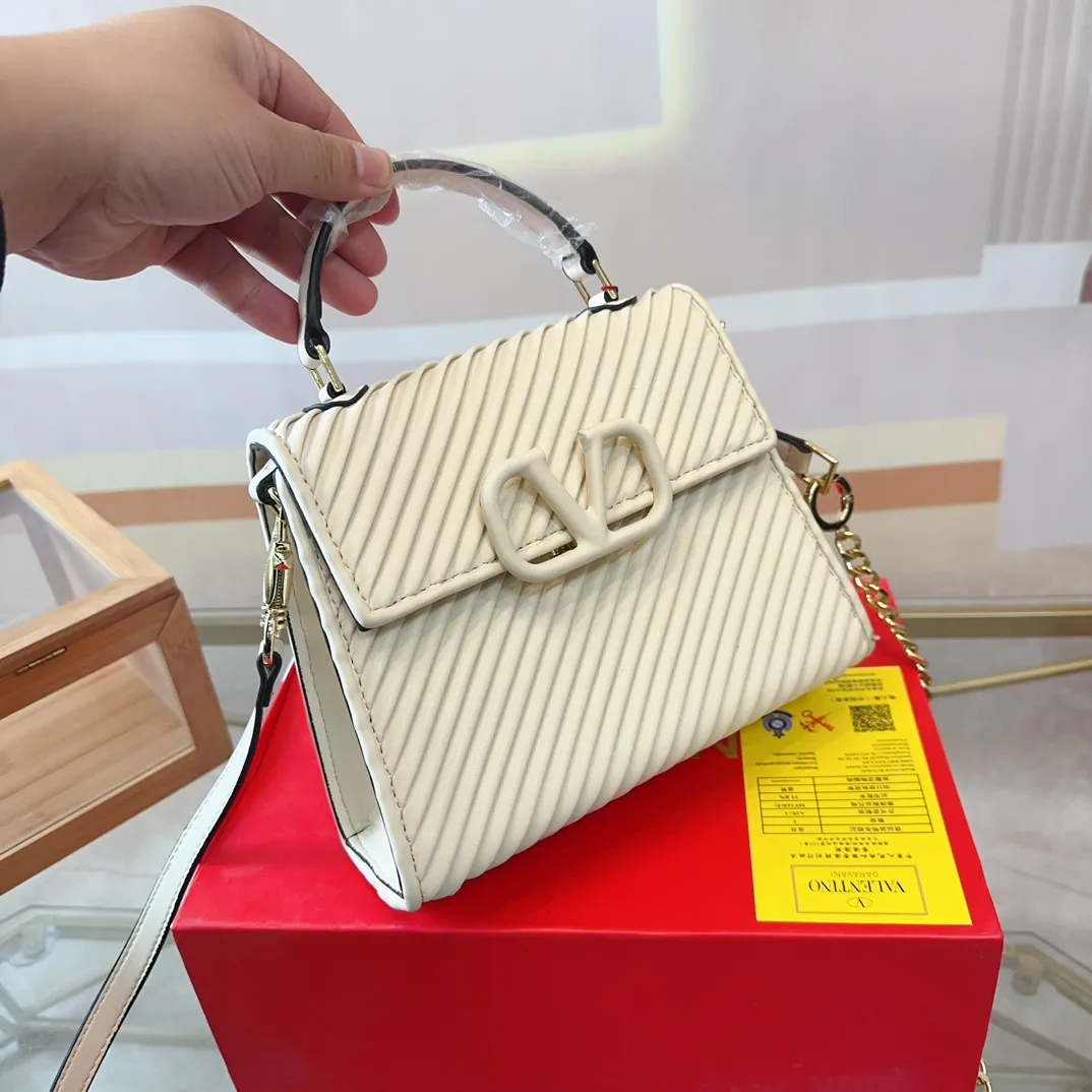 p340 (gift box packaging) Valentino Logo shoulder bag, full of luxury, a classic among classics, can be easily matched with any combination, size 21*15cm le