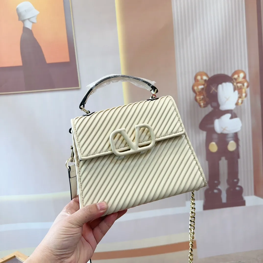 p340 (gift box packaging) Valentino Logo shoulder bag, full of luxury, a classic among classics, can be easily matched with any combination, size 21*15cm le