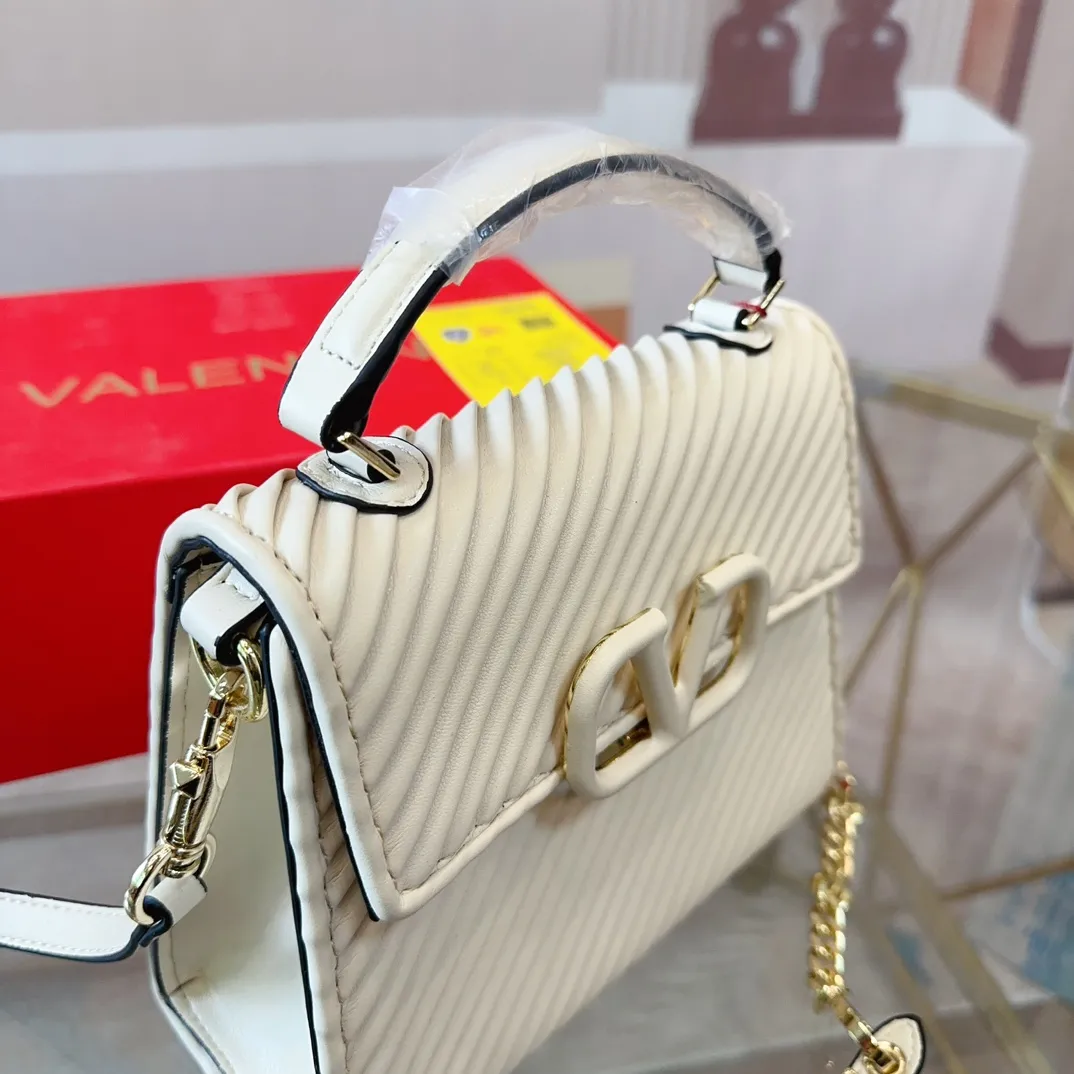 p340 (gift box packaging) Valentino Logo shoulder bag, full of luxury, a classic among classics, can be easily matched with any combination, size 21*15cm le