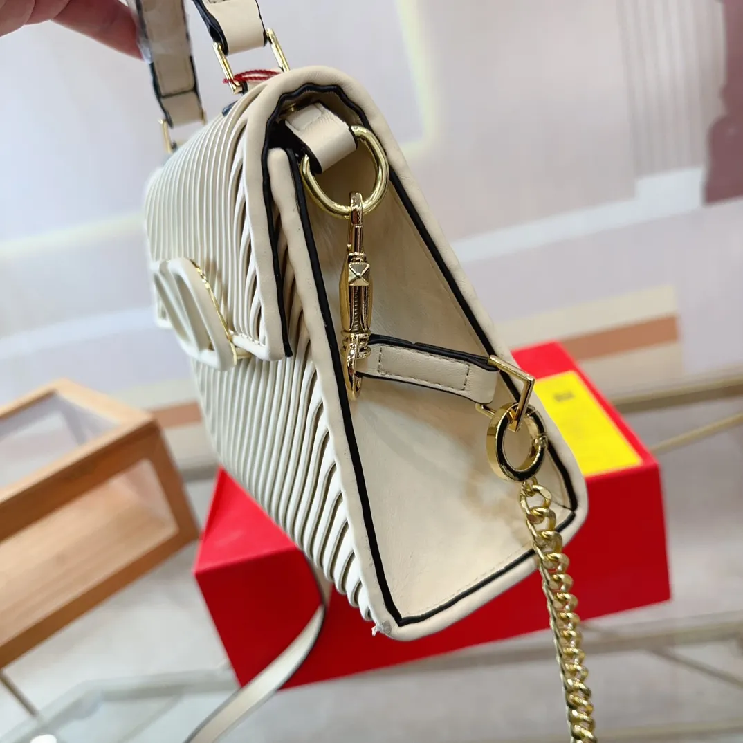 p340 (gift box packaging) Valentino Logo shoulder bag, full of luxury, a classic among classics, can be easily matched with any combination, size 21*15cm le