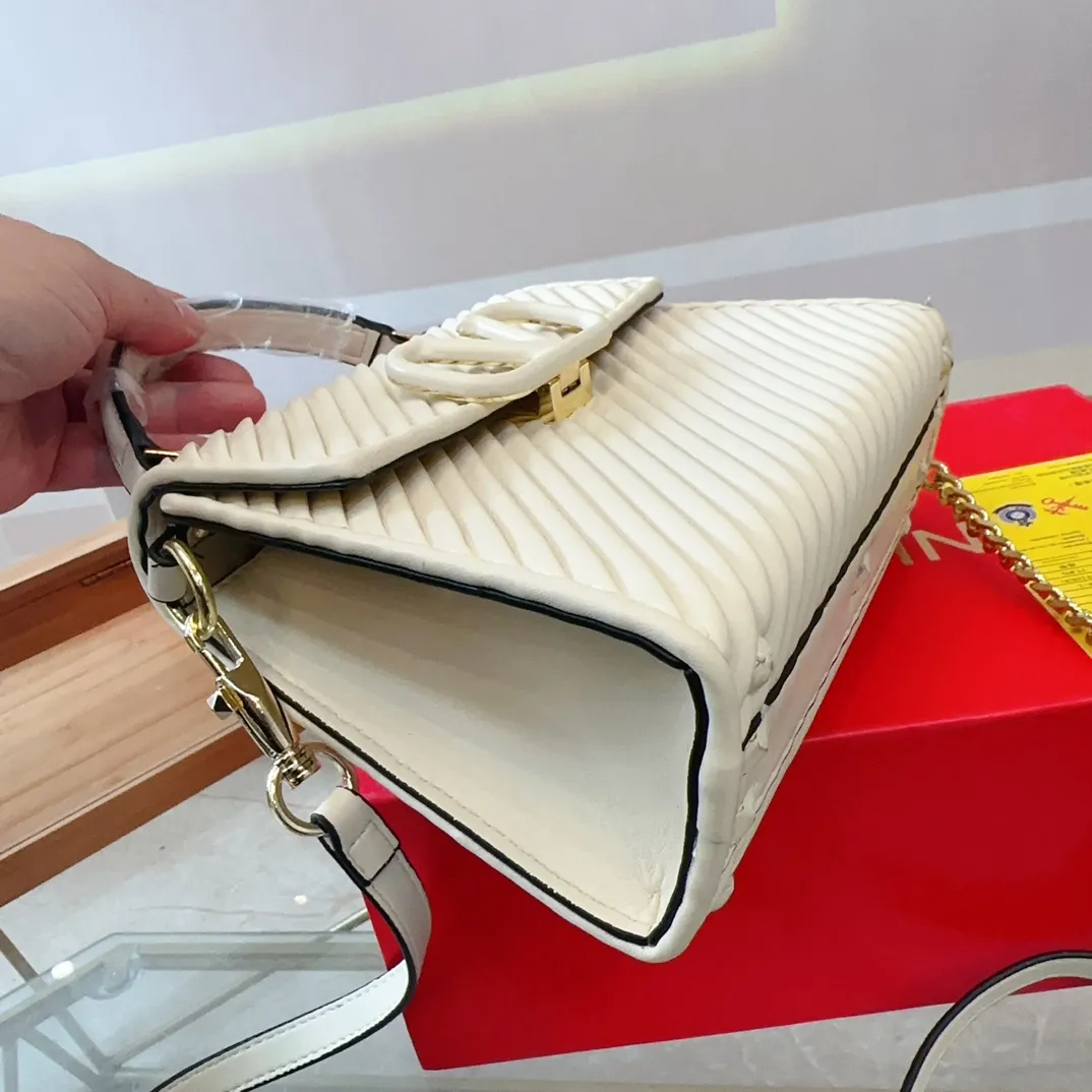 p340 (gift box packaging) Valentino Logo shoulder bag, full of luxury, a classic among classics, can be easily matched with any combination, size 21*15cm le