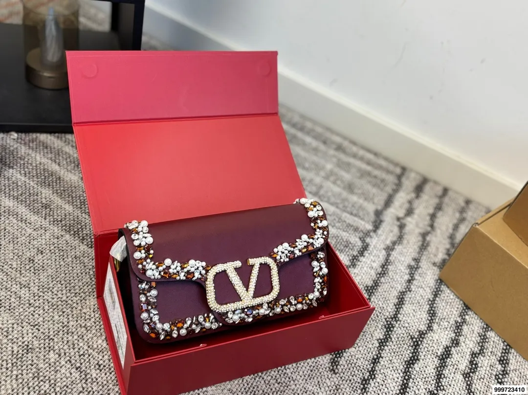 p520 with gift box Valentino baguette bag (with chain) Unlock fashion charm Armpit baguette bag can be salty or sweet The most beautiful girl on the street Size 25.13