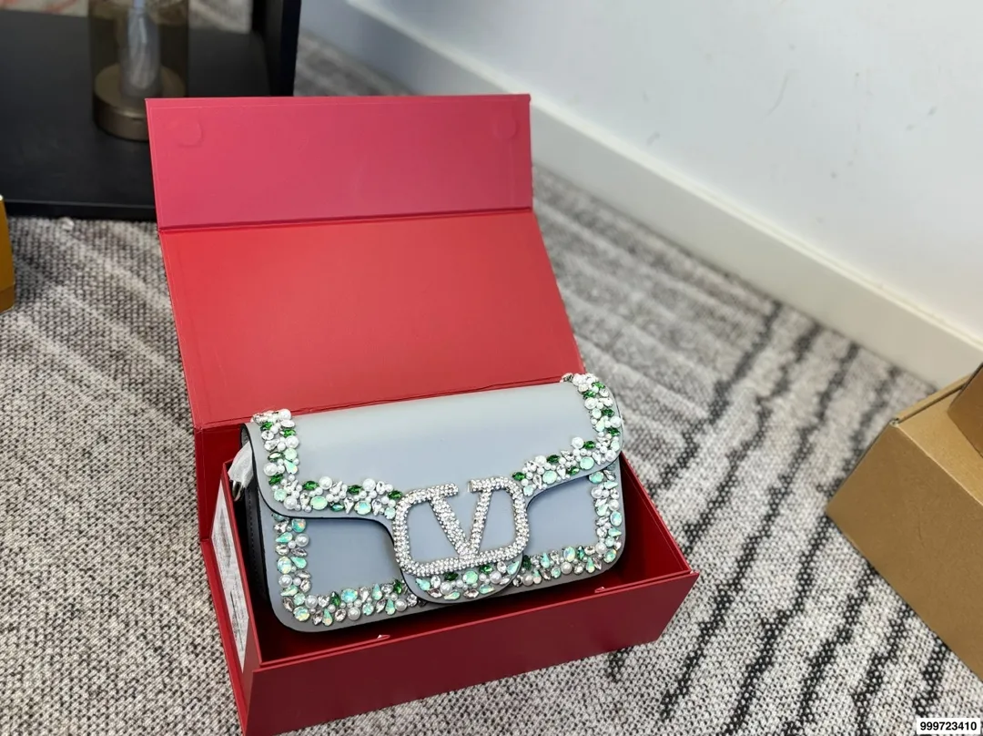 p520 with gift box Valentino baguette bag (with chain) Unlock fashion charm Armpit baguette bag can be salty or sweet The most beautiful girl on the street Size 25.13