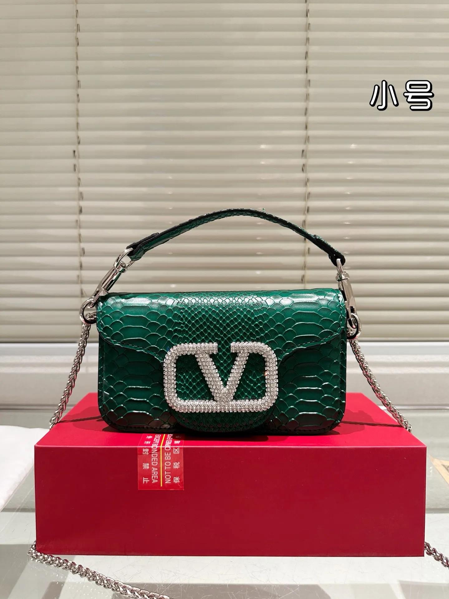 Large P330 Folding Box ⚠️Size 20.10 Valentino Loco Shoulder Bag Overflowing with Sophistication This Look Is Very Versatile No matter how you carry it, you won’t feel any pressure. Which girl can resist such a beautiful bag?