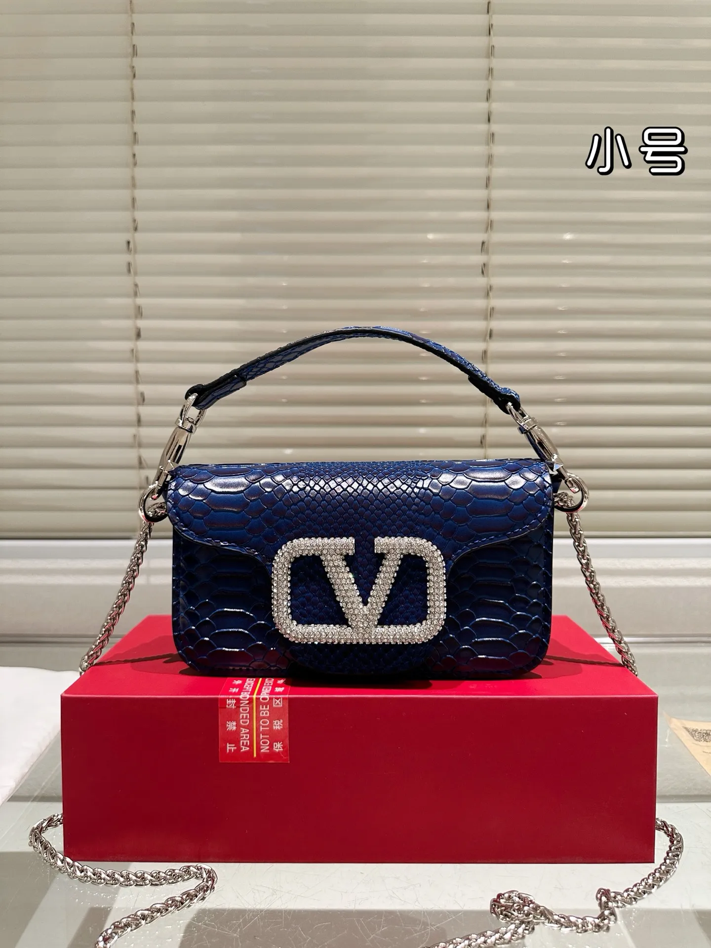 Large P330 Folding Box ⚠️Size 20.10 Valentino Loco Shoulder Bag Overflowing with Sophistication This Look Is Very Versatile No matter how you carry it, you won’t feel any pressure. Which girl can resist such a beautiful bag?