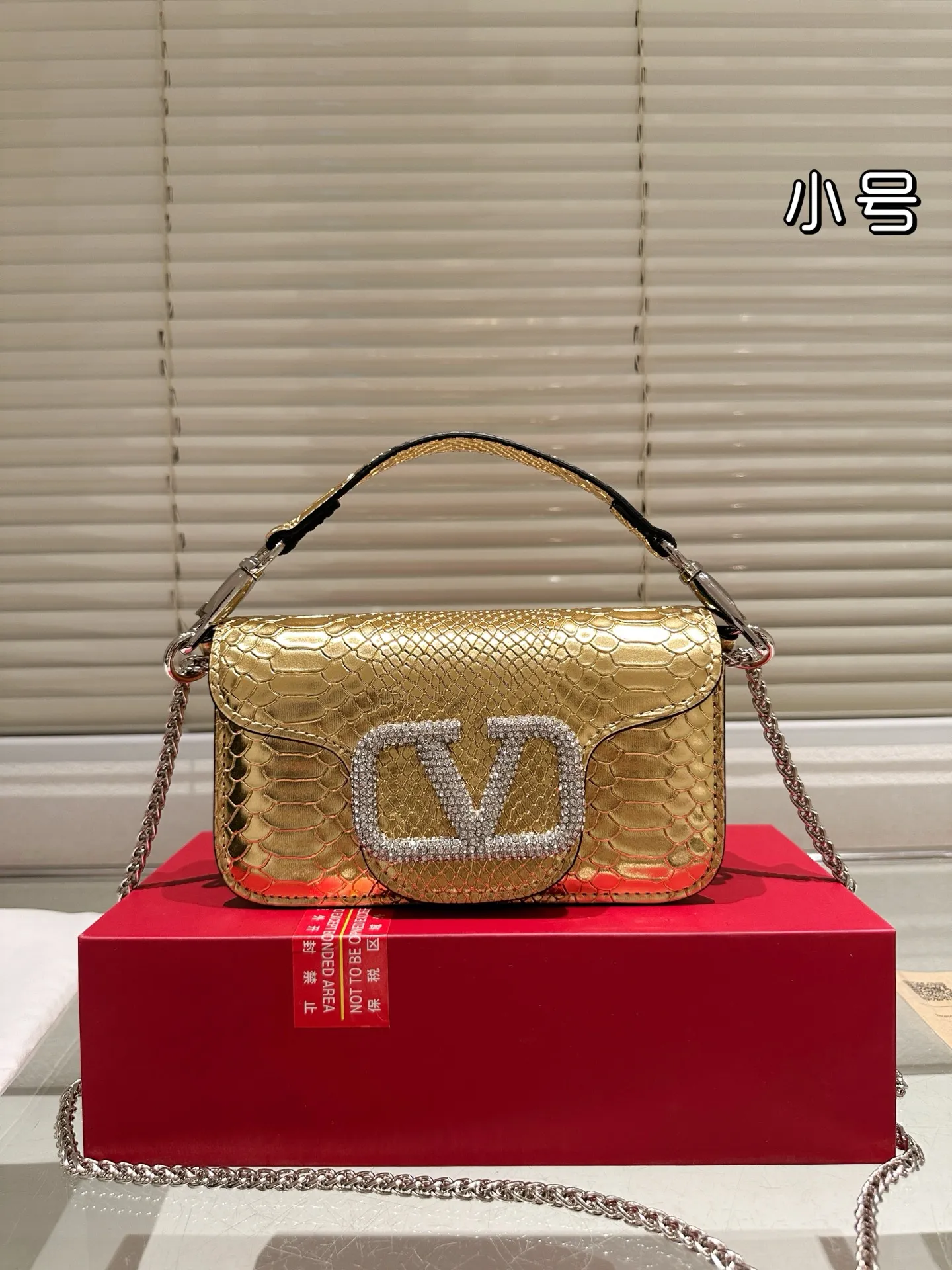 Large P330 Folding Box ⚠️Size 20.10 Valentino Loco Shoulder Bag Overflowing with Sophistication This Look Is Very Versatile No matter how you carry it, you won’t feel any pressure. Which girl can resist such a beautiful bag?