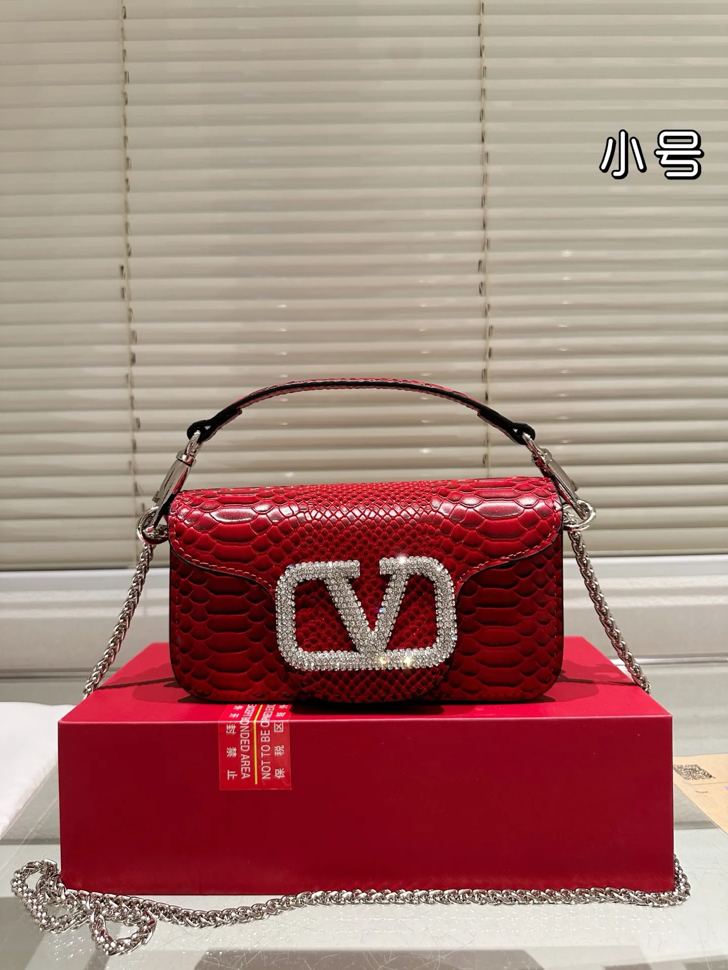 Large P330 Folding Box ⚠️Size 20.10 Valentino Loco Shoulder Bag Overflowing with Sophistication This Look Is Very Versatile No matter how you carry it, you won’t feel any pressure. Which girl can resist such a beautiful bag?