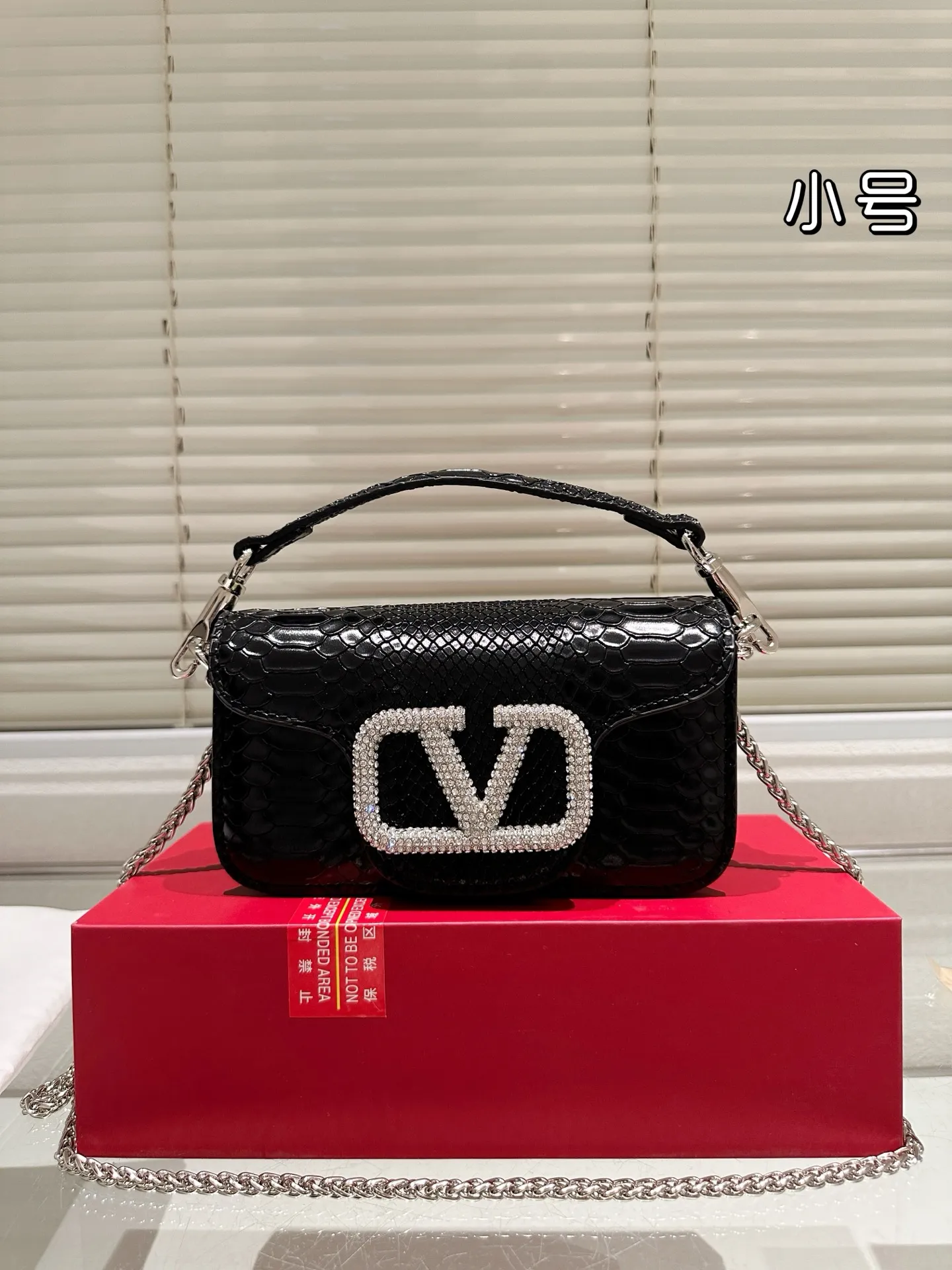 Large P330 Folding Box ⚠️Size 20.10 Valentino Loco Shoulder Bag Overflowing with Sophistication This Look Is Very Versatile No matter how you carry it, you won’t feel any pressure. Which girl can resist such a beautiful bag?
