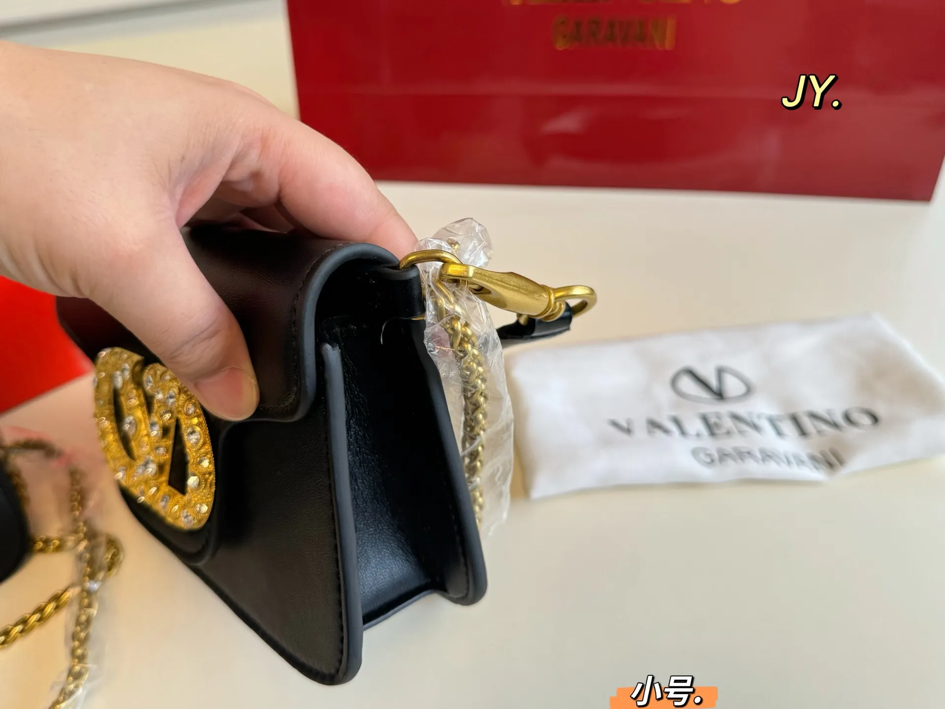 P310 large size P300 small size (folding box) size: 27×13 large size 20×12 small size VALENTINO Valentino chain baguette bag💕 Unique shape and super fashion sense! The large VLogo is studded with rhinestones ✨ Sparkling and charming like gems ❗️ Wear it on your back and easily achieve a high-end look💗