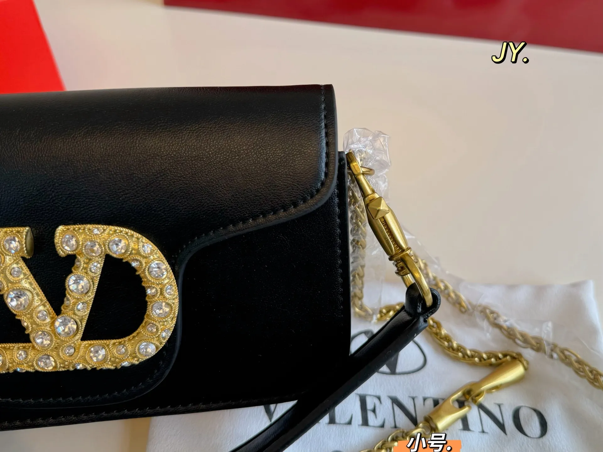 P310 large size P300 small size (folding box) size: 27×13 large size 20×12 small size VALENTINO Valentino chain baguette bag💕 Unique shape and super fashion sense! The large VLogo is studded with rhinestones ✨ Sparkling and charming like gems ❗️ Wear it on your back and easily achieve a high-end look💗