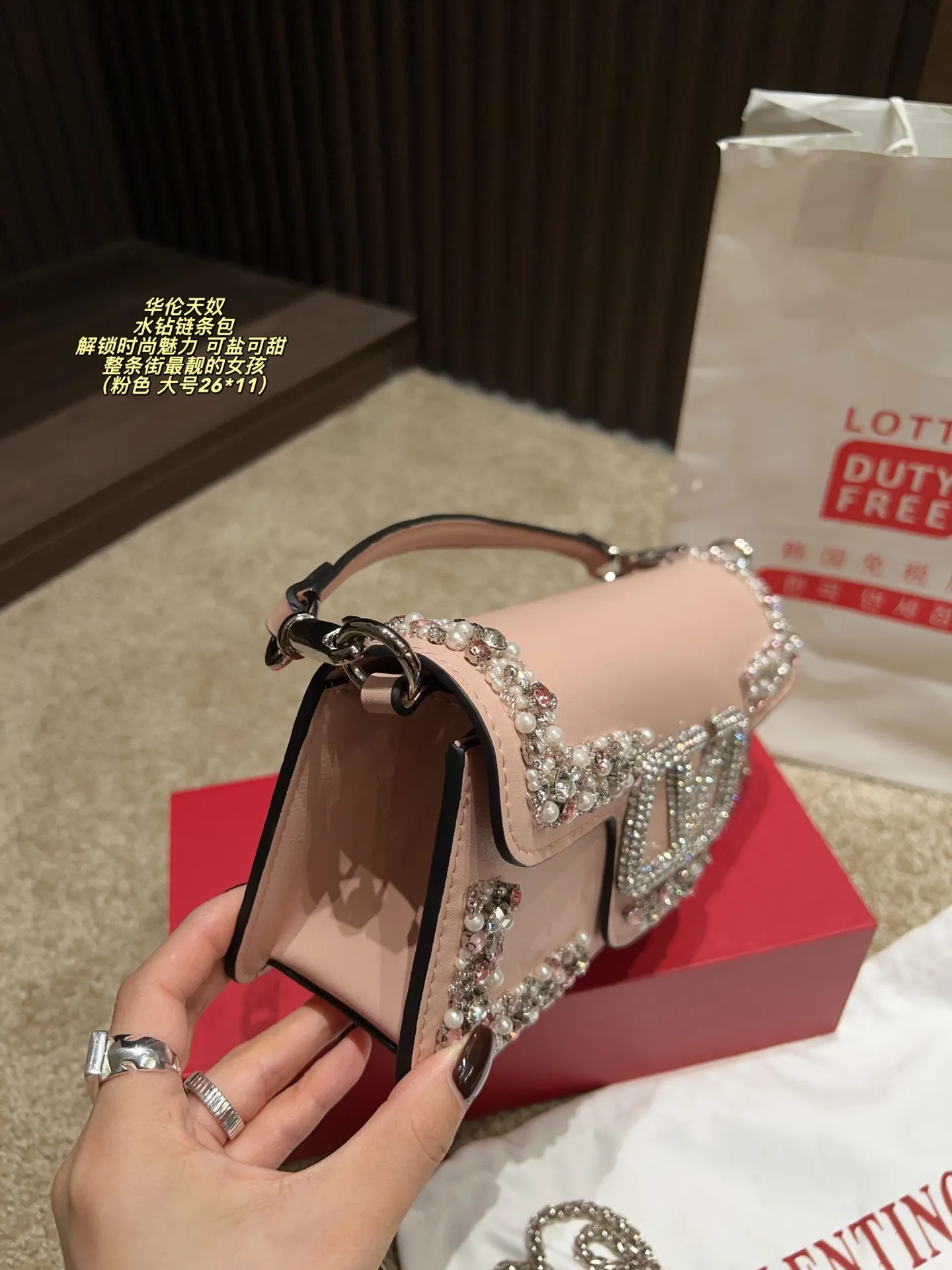 Large P410 with box⚠️size 26*11 Small P400 with box⚠️size 20*11 Valentino rhinestone chain bag Unlock fashion charm Can be salty or sweet The most beautiful girl on the street