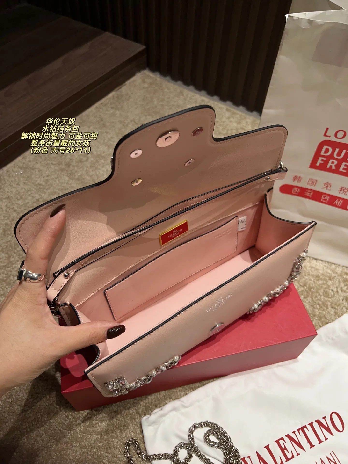 Large P410 with box⚠️size 26*11 Small P400 with box⚠️size 20*11 Valentino rhinestone chain bag Unlock fashion charm Can be salty or sweet The most beautiful girl on the street