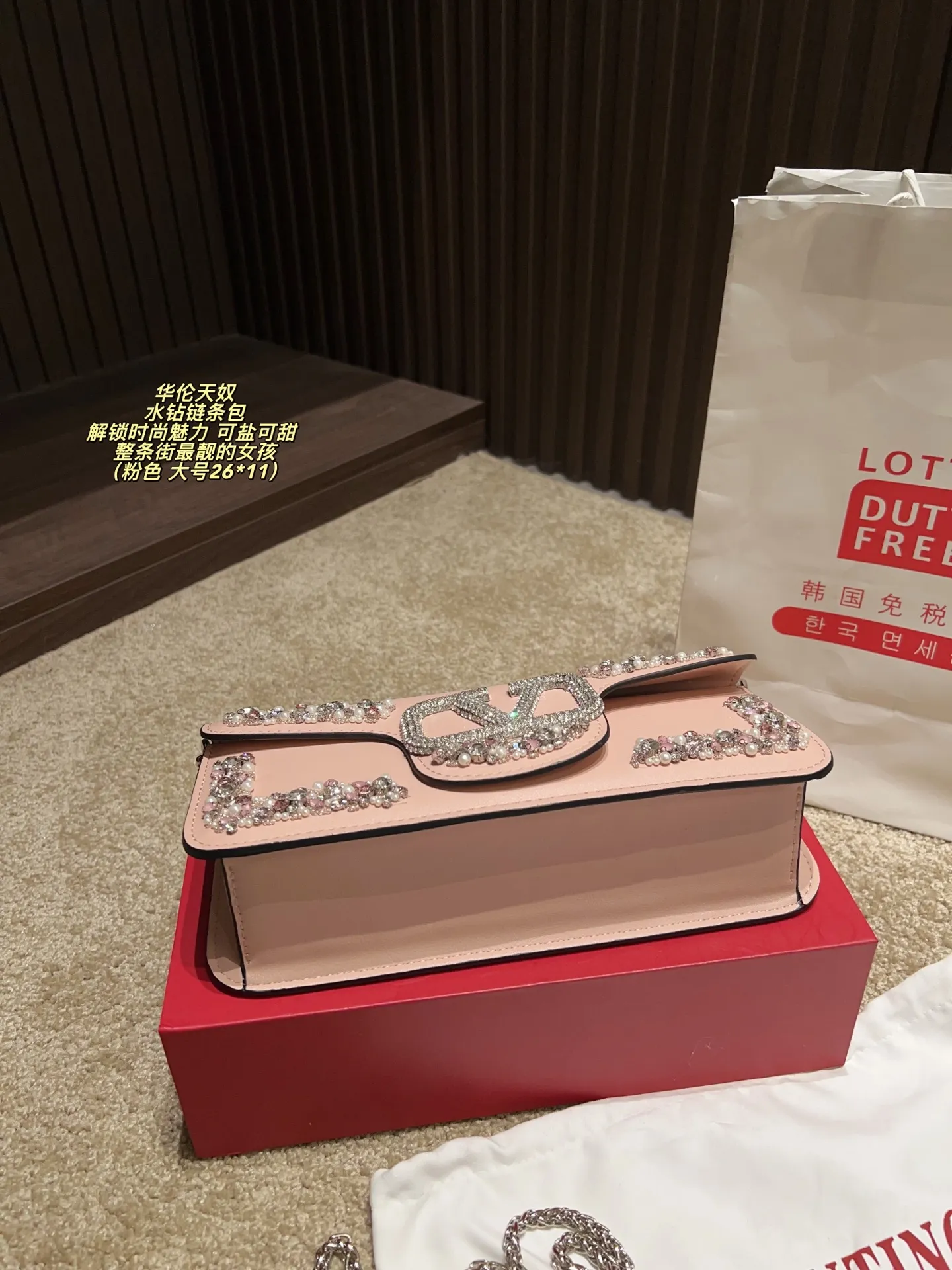 Large P410 with box⚠️size 26*11 Small P400 with box⚠️size 20*11 Valentino rhinestone chain bag Unlock fashion charm Can be salty or sweet The most beautiful girl on the street