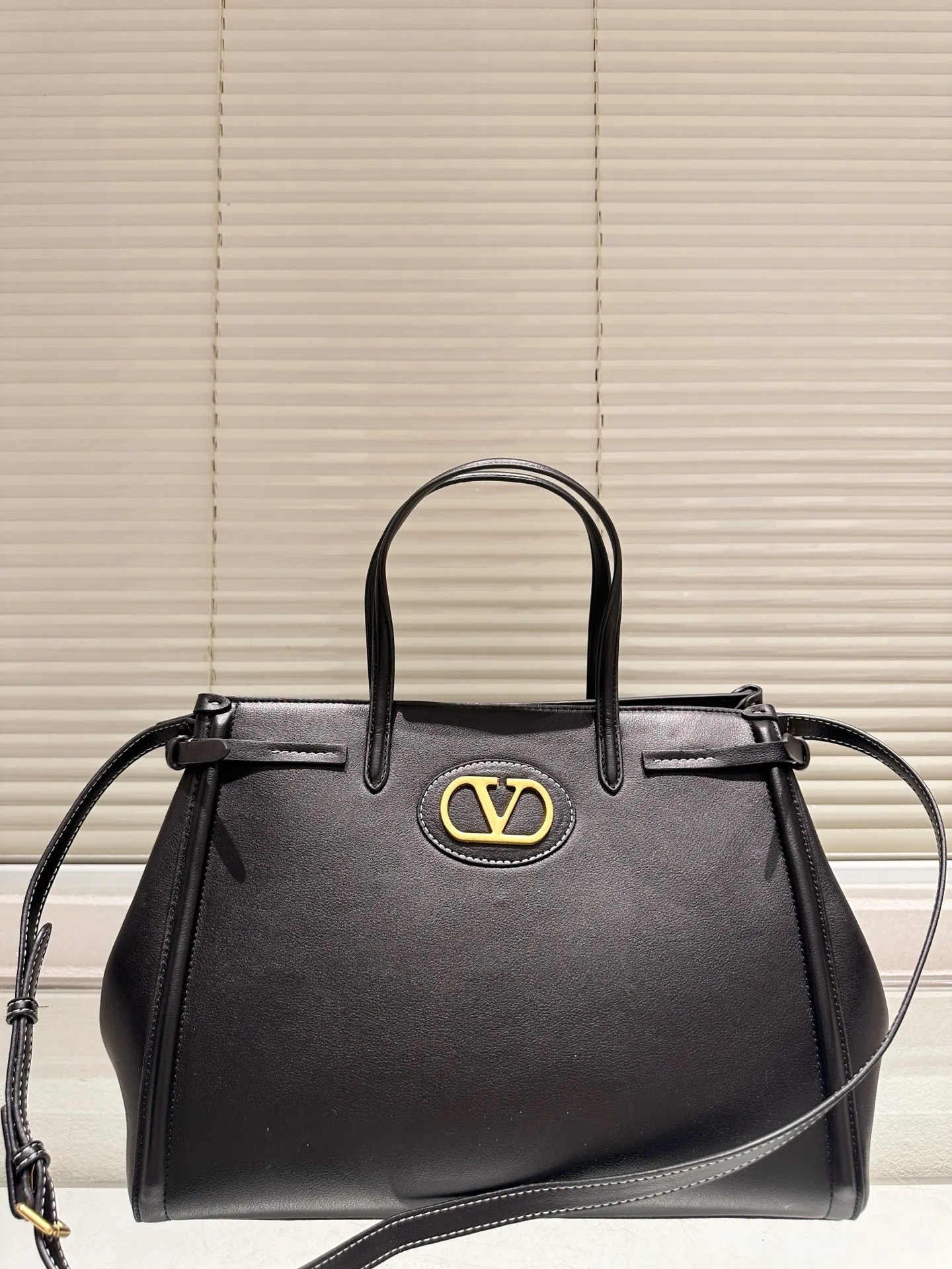 P410 size 35.26 Valentino handbag can be worn across the body. It has a retro feel. It is high-end yet elegant. It has a great sense of atmosphere. It can be worn for commuting, leisure and dating.