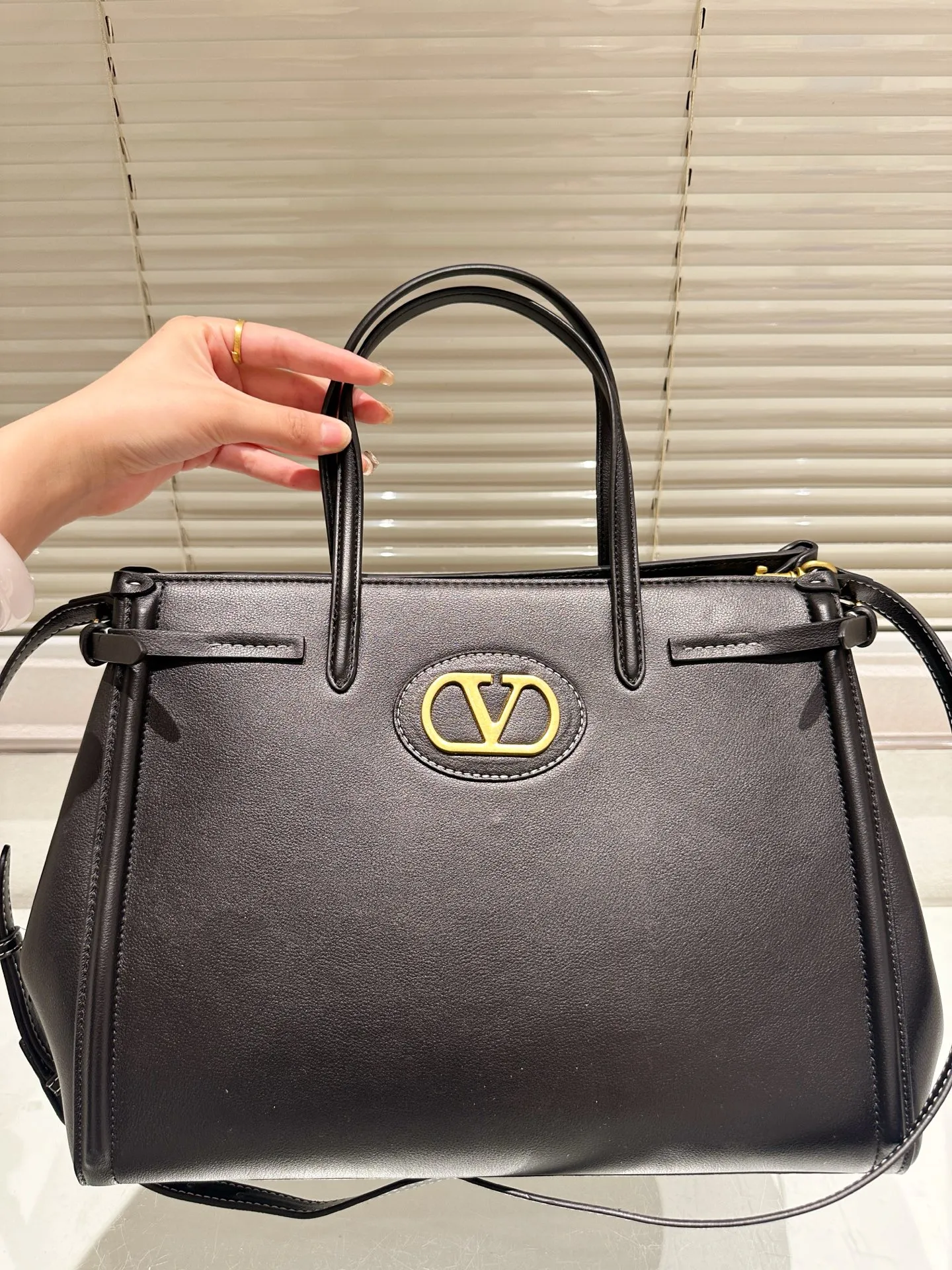 P410 size 35.26 Valentino handbag can be worn across the body. It has a retro feel. It is high-end yet elegant. It has a great sense of atmosphere. It can be worn for commuting, leisure and dating.