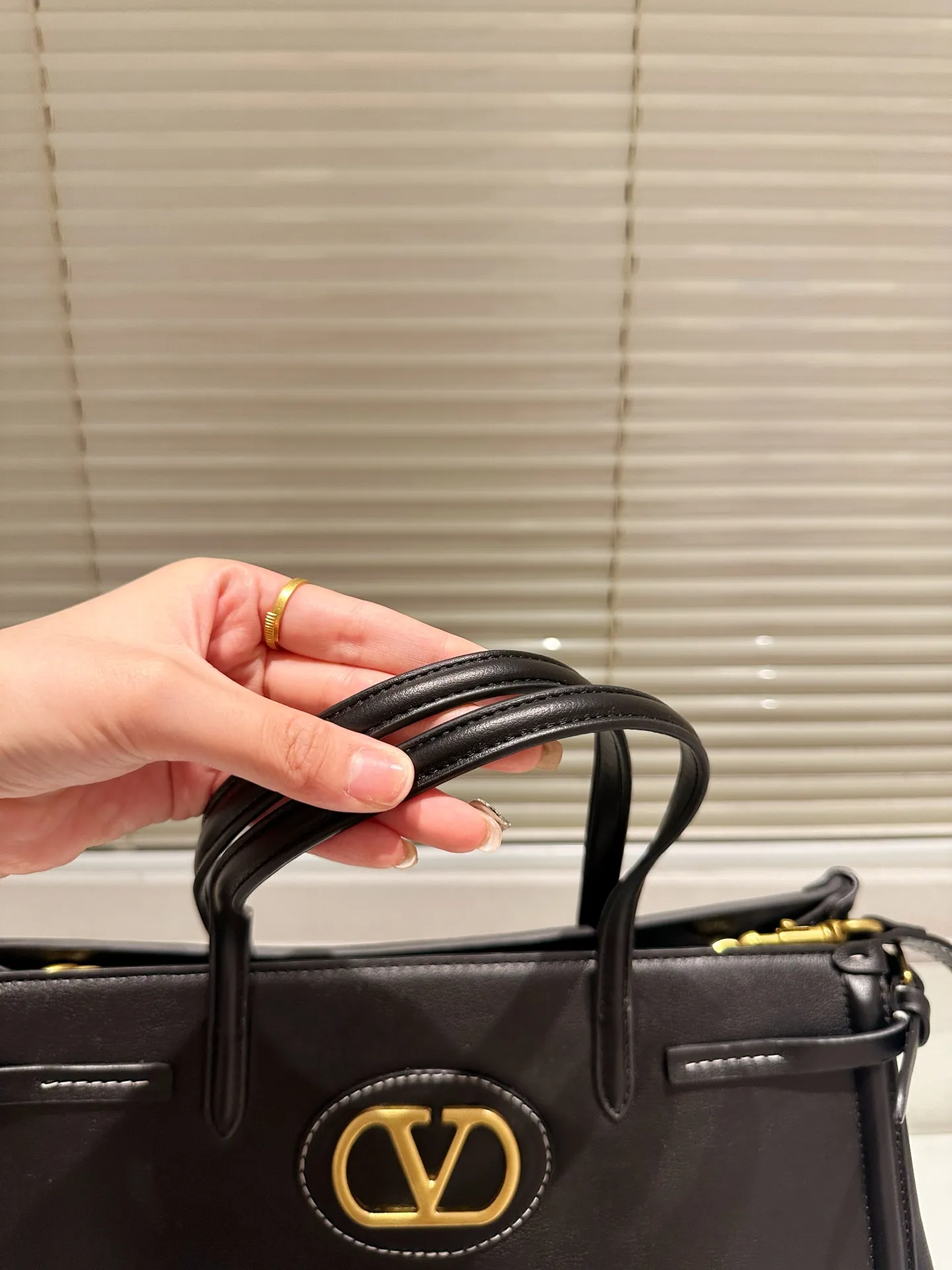 P410 size 35.26 Valentino handbag can be worn across the body. It has a retro feel. It is high-end yet elegant. It has a great sense of atmosphere. It can be worn for commuting, leisure and dating.