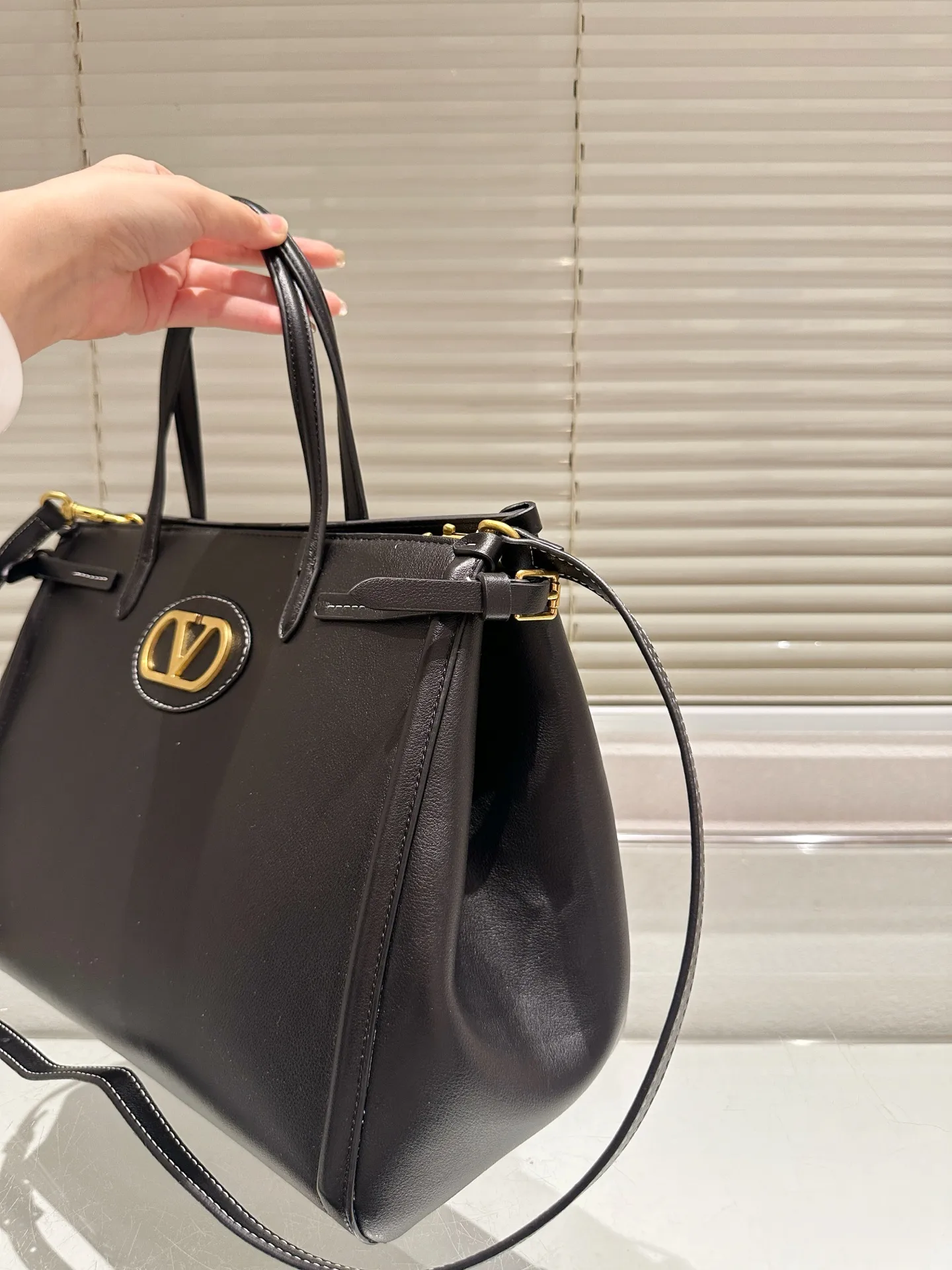 P410 size 35.26 Valentino handbag can be worn across the body. It has a retro feel. It is high-end yet elegant. It has a great sense of atmosphere. It can be worn for commuting, leisure and dating.