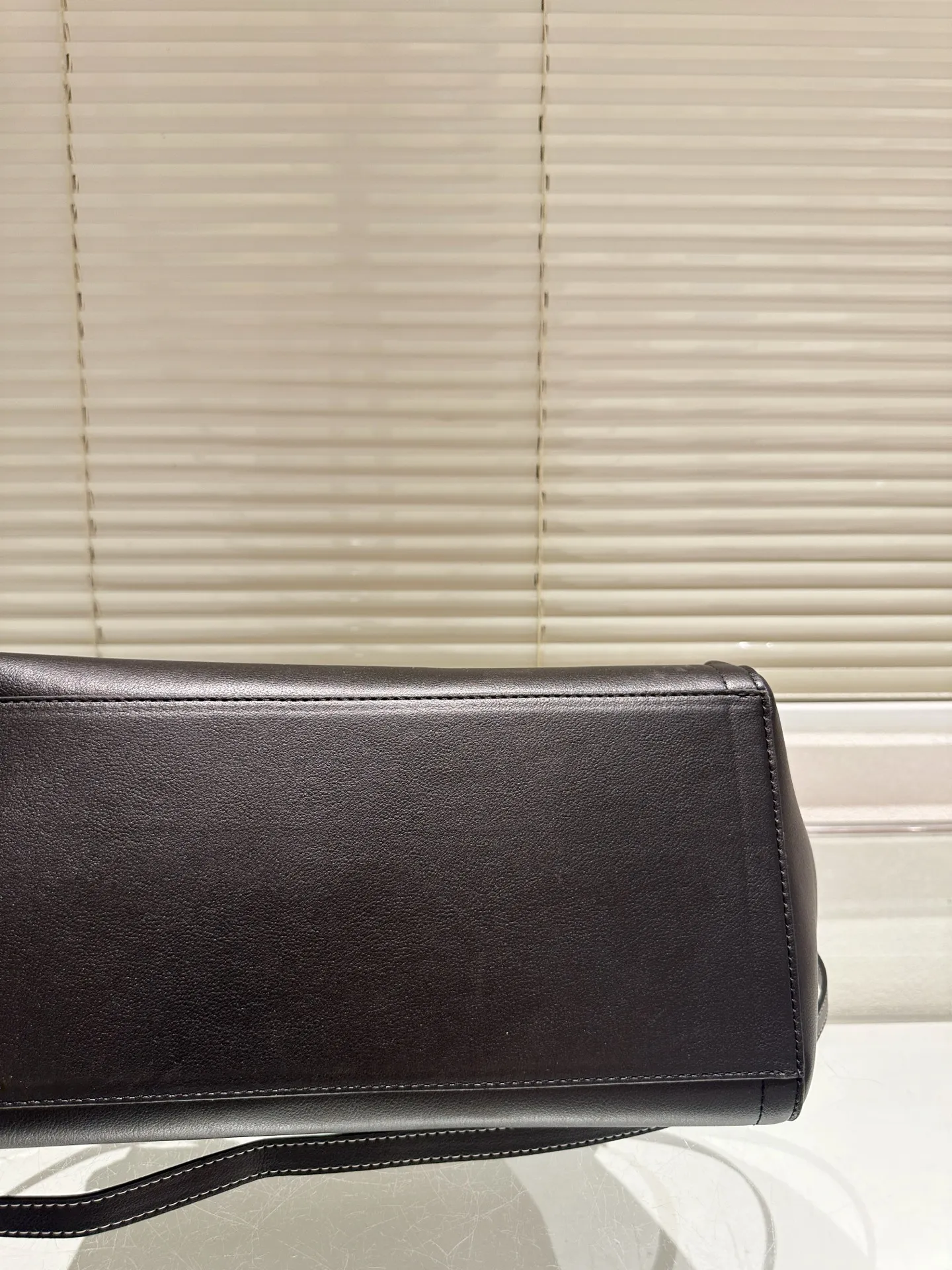 P410 size 35.26 Valentino handbag can be worn across the body. It has a retro feel. It is high-end yet elegant. It has a great sense of atmosphere. It can be worn for commuting, leisure and dating.