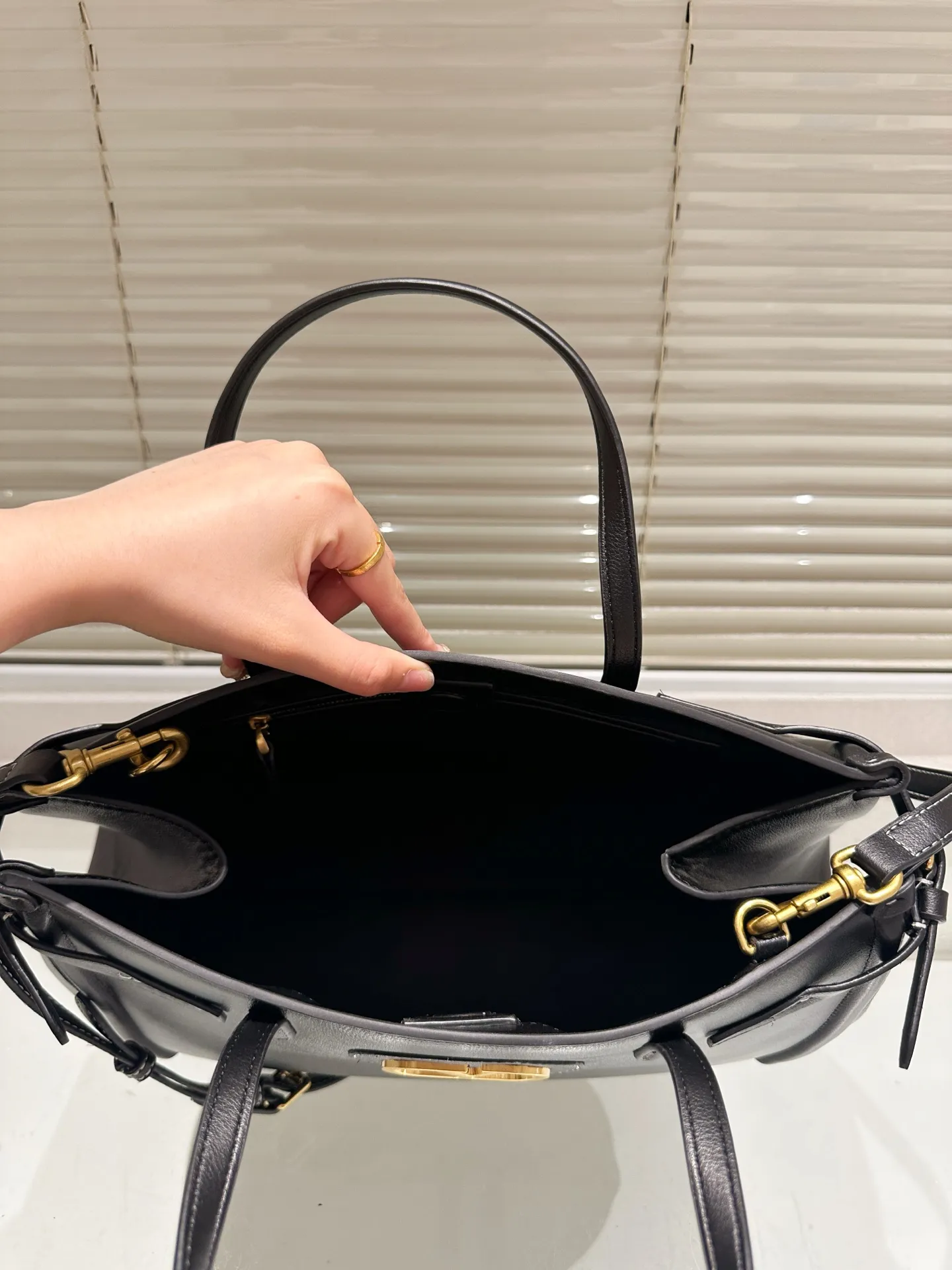 P410 size 35.26 Valentino handbag can be worn across the body. It has a retro feel. It is high-end yet elegant. It has a great sense of atmosphere. It can be worn for commuting, leisure and dating.