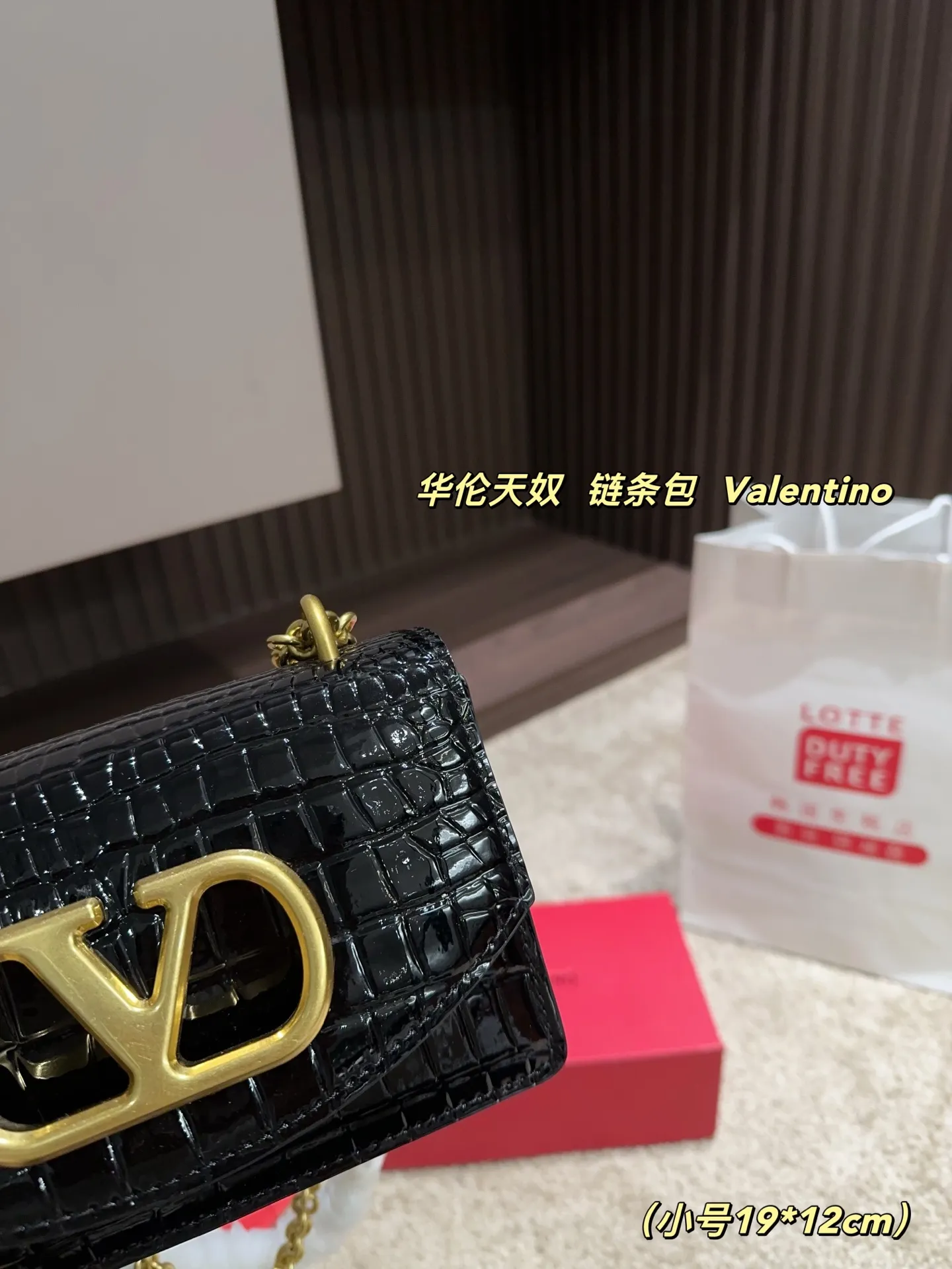 Large P330⚠️Size 23.15 Small P320 with folding box⚠️Size 19.12 Valentino chain bag Valentino is low-key and textured, has a unique artistic flavor, has good looks, and is a must-have in Jimei