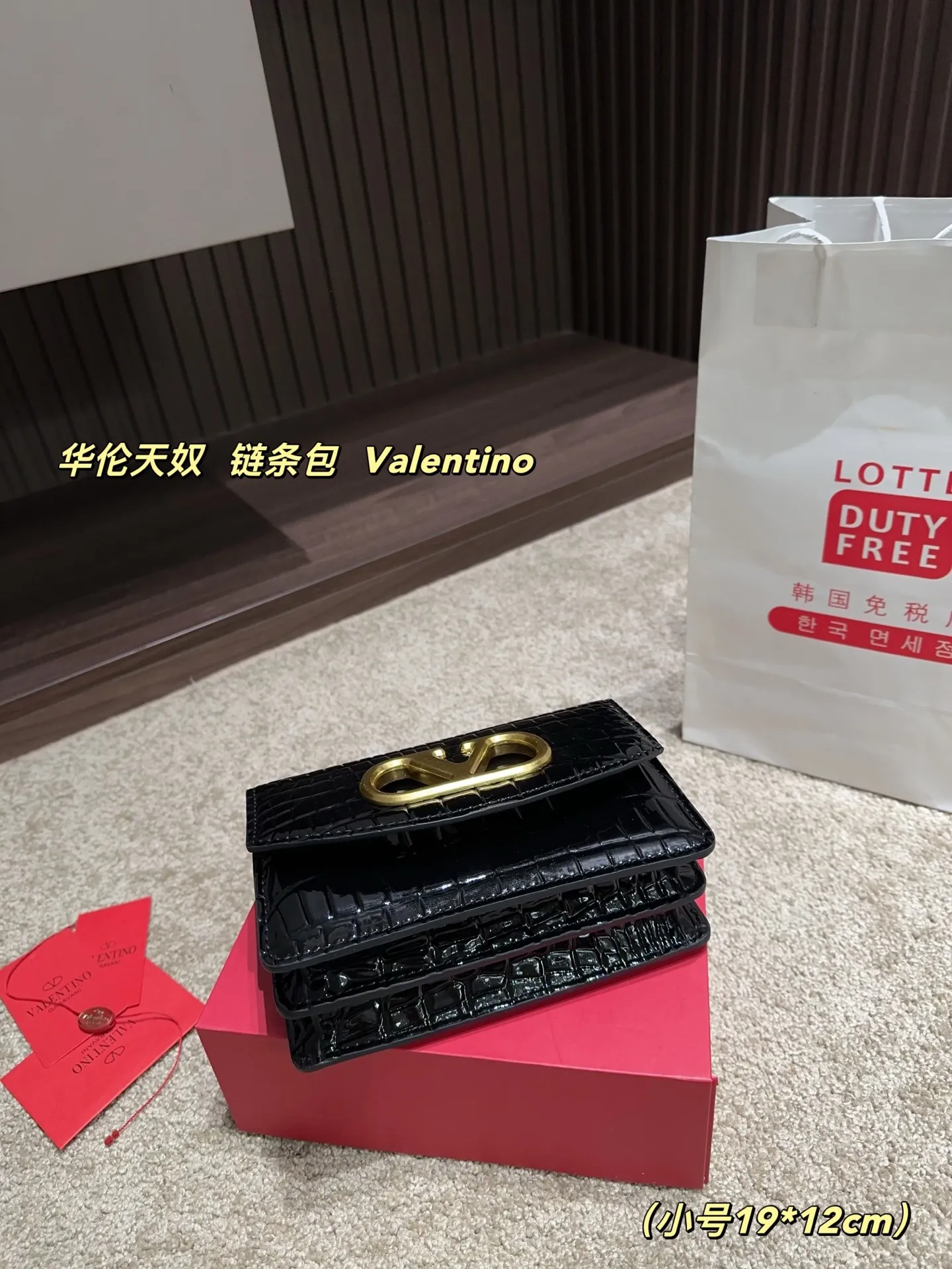 Large P330⚠️Size 23.15 Small P320 with folding box⚠️Size 19.12 Valentino chain bag Valentino is low-key and textured, has a unique artistic flavor, has good looks, and is a must-have in Jimei