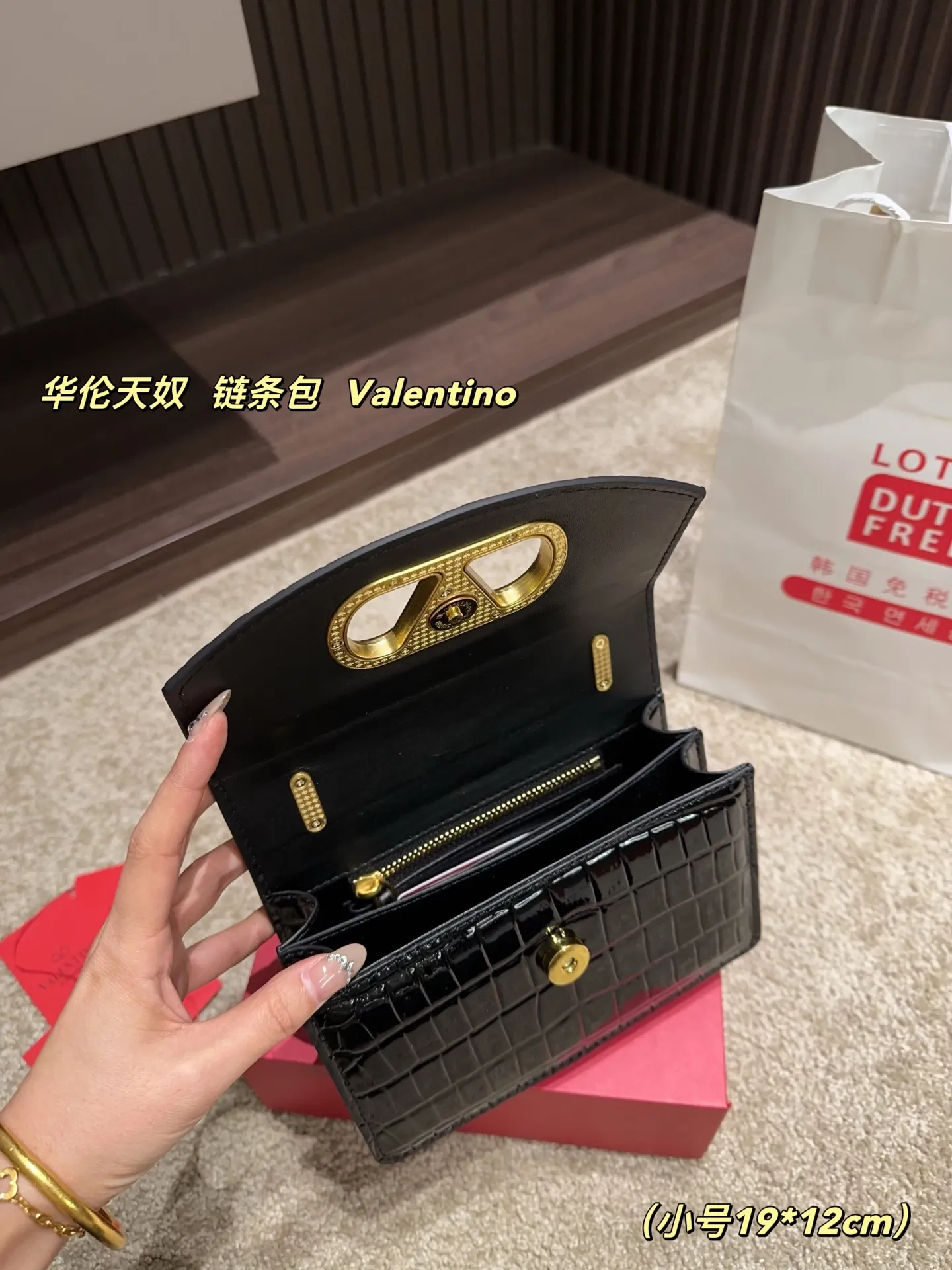 Large P330⚠️Size 23.15 Small P320 with folding box⚠️Size 19.12 Valentino chain bag Valentino is low-key and textured, has a unique artistic flavor, has good looks, and is a must-have in Jimei