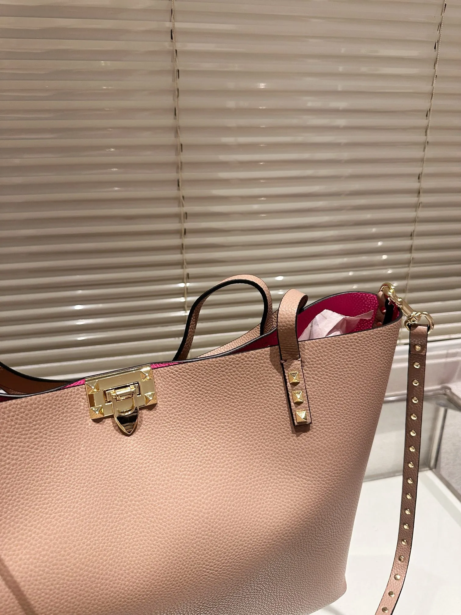 P440 Valentino VALENTINO Women's Tote Bag Valentino Letter Bag Letter bag from Valentino. The new season has just arrived. Size 39.31