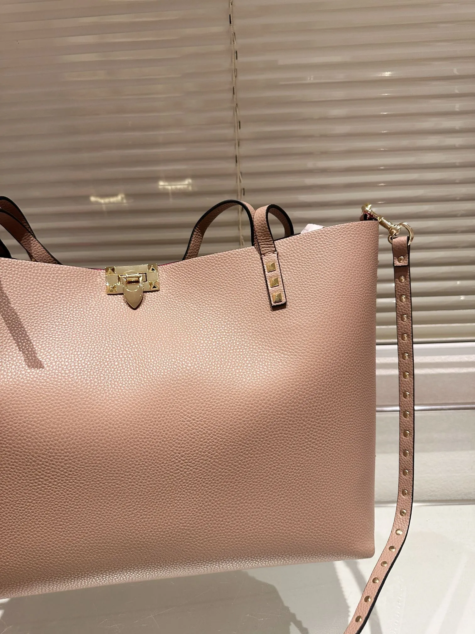 P440 Valentino VALENTINO Women's Tote Bag Valentino Letter Bag Letter bag from Valentino. The new season has just arrived. Size 39.31