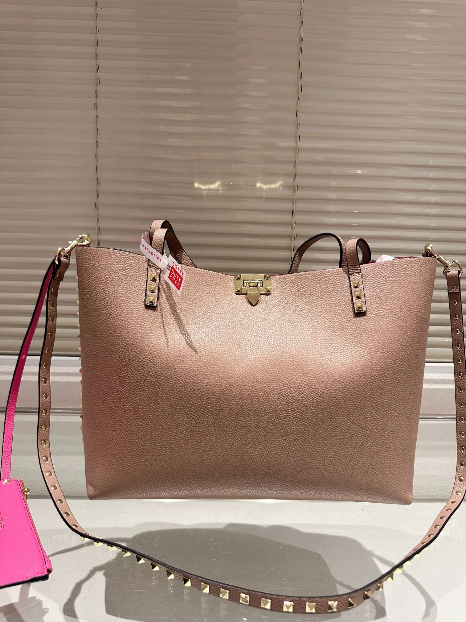 P440 Valentino VALENTINO Women's Tote Bag Valentino Letter Bag Letter bag from Valentino. The new season has just arrived. Size 39.31