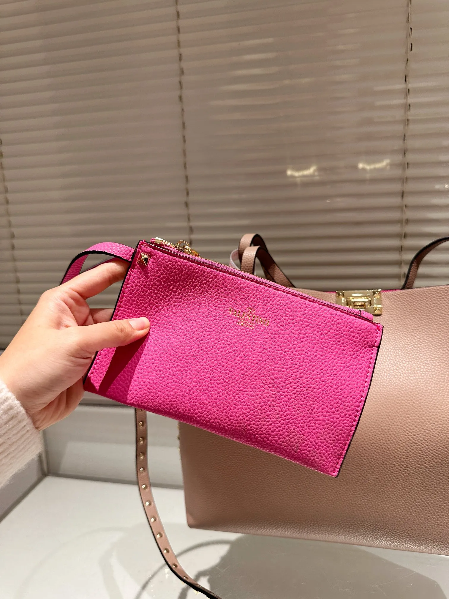 P440 Valentino VALENTINO Women's Tote Bag Valentino Letter Bag Letter bag from Valentino. The new season has just arrived. Size 39.31