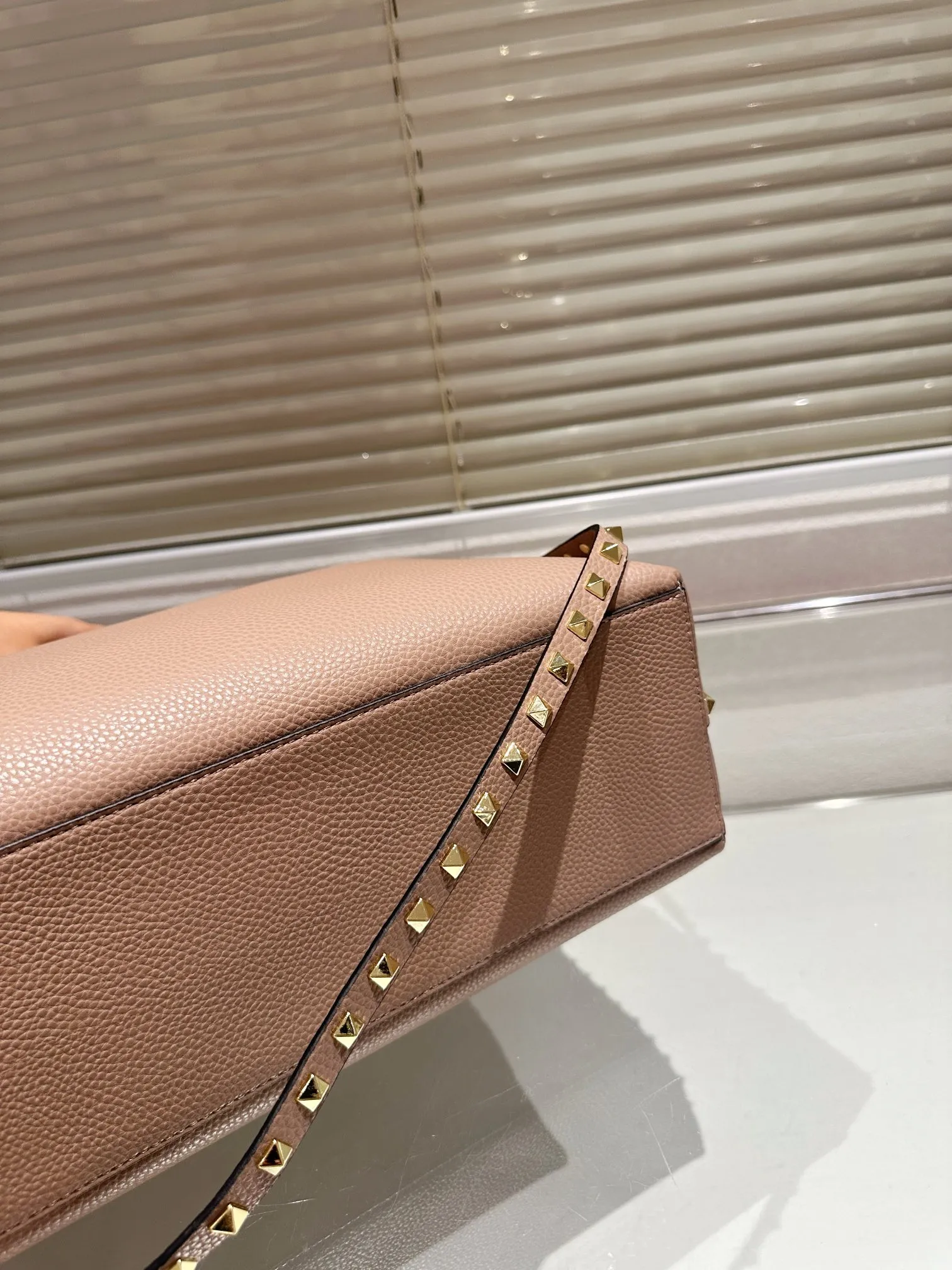 P440 Valentino VALENTINO Women's Tote Bag Valentino Letter Bag Letter bag from Valentino. The new season has just arrived. Size 39.31