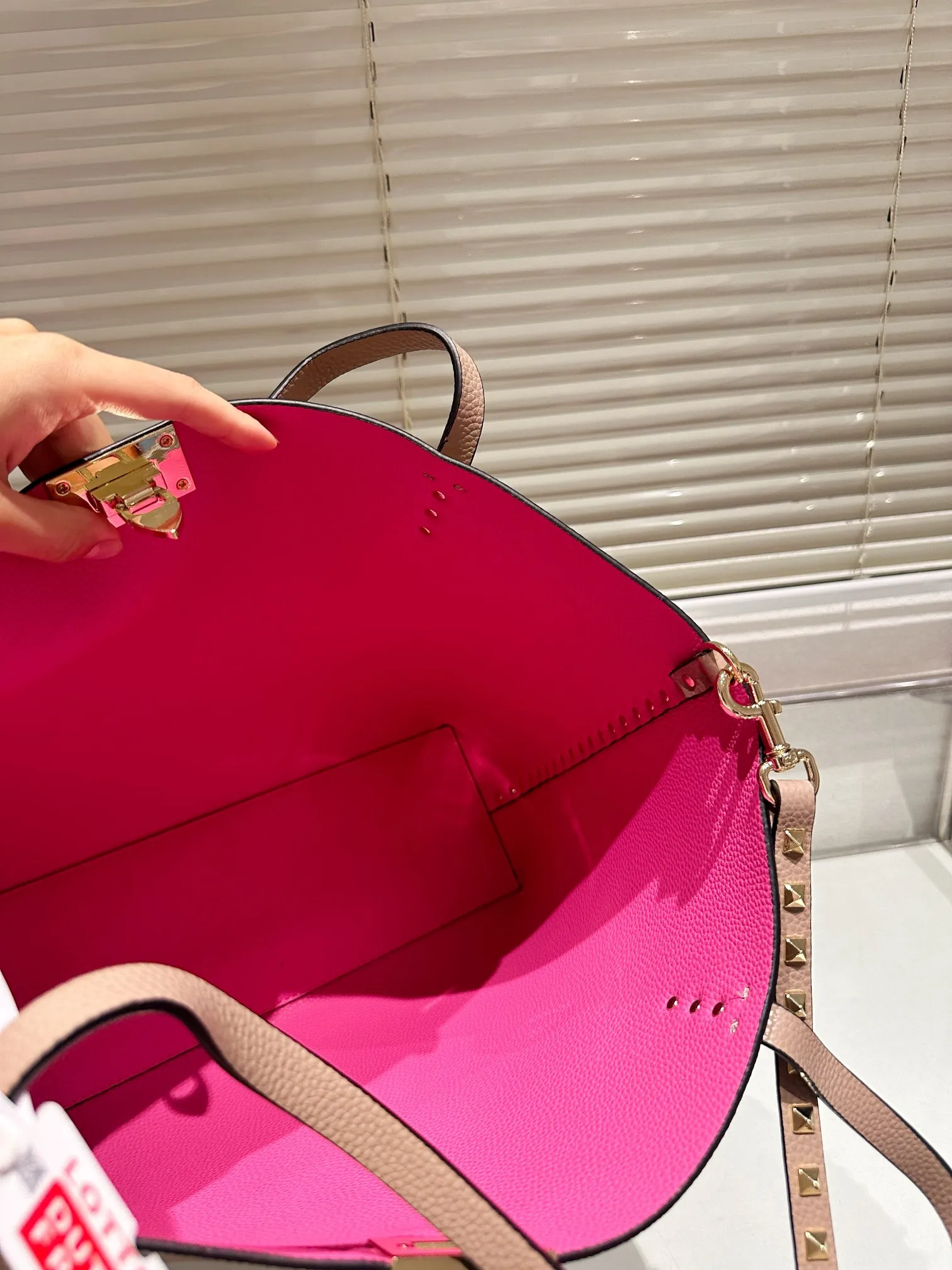 P440 Valentino VALENTINO Women's Tote Bag Valentino Letter Bag Letter bag from Valentino. The new season has just arrived. Size 39.31