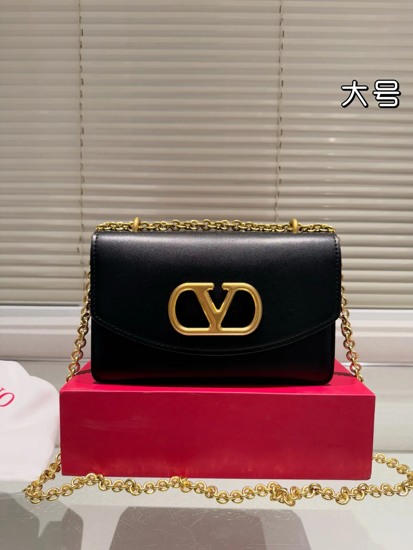 Large P340 Folding Box ⚠️Size 24.15 Valentino Chain Bag Overflowing with a sense of luxury. This look is very versatile. No matter how you carry it, there is no pressure. Which girl can refuse such a beautiful bag?
