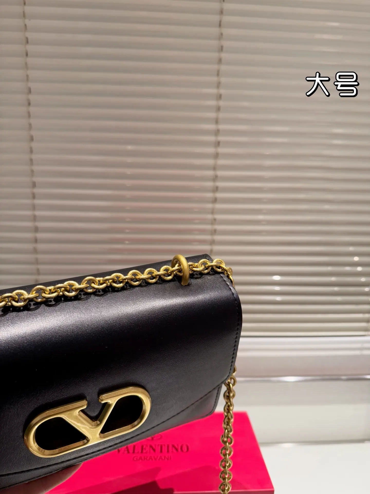 Large P340 Folding Box ⚠️Size 24.15 Valentino Chain Bag Overflowing with a sense of luxury. This look is very versatile. No matter how you carry it, there is no pressure. Which girl can refuse such a beautiful bag?