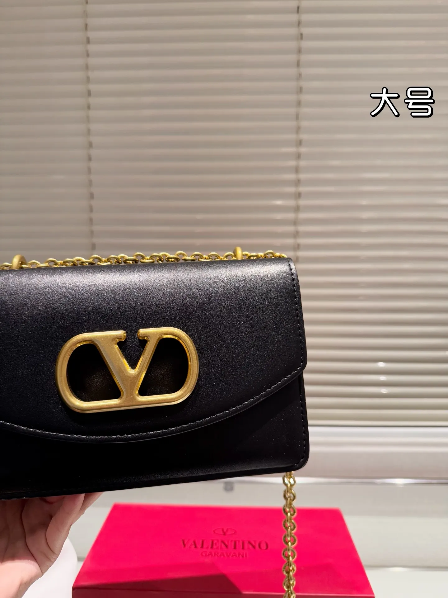 Large P340 Folding Box ⚠️Size 24.15 Valentino Chain Bag Overflowing with a sense of luxury. This look is very versatile. No matter how you carry it, there is no pressure. Which girl can refuse such a beautiful bag?